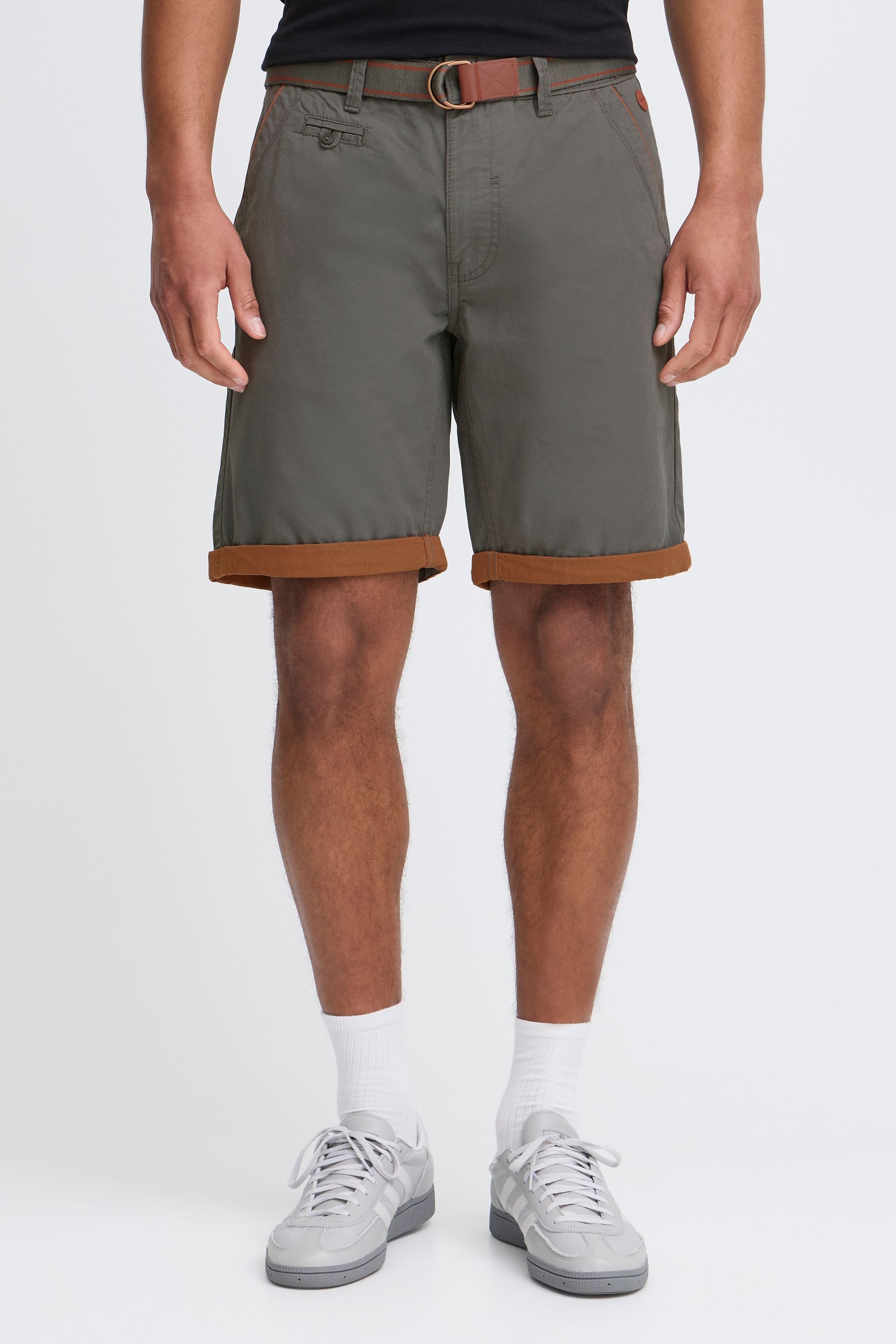 Blend Chinoshorts BHNeji Chino Shorts mit umgeschlagenen Hosenbeinen in Kontrastfarbe