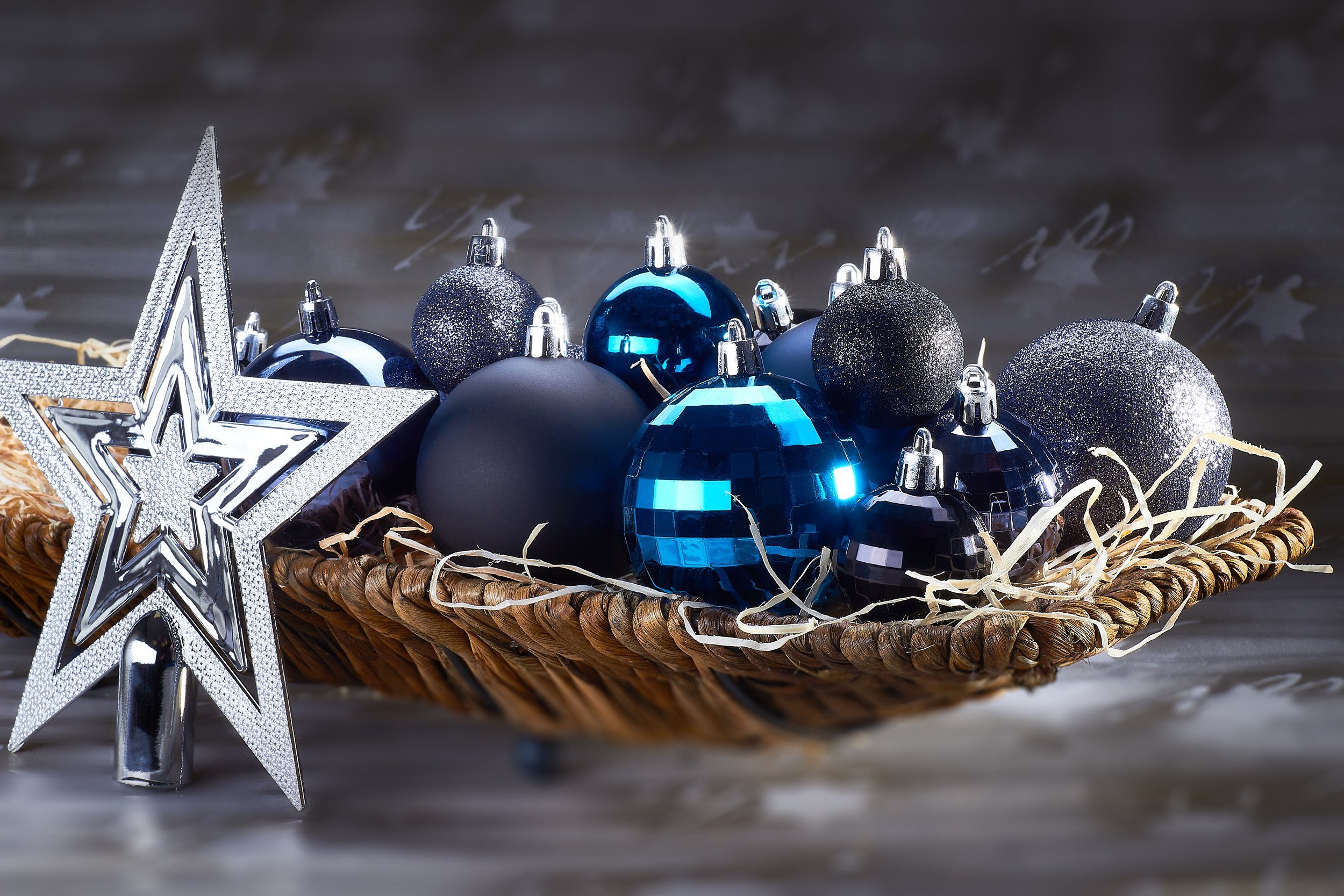 Weihnachtskugel-Set Kunststoff, edel robust Schwarz, Christbaumschmuck Lila aus Weihnachtsdekoration und mit BRUBAKER 50-teiliges Blau und Baumspitze, Weihnachtsbaumkugel