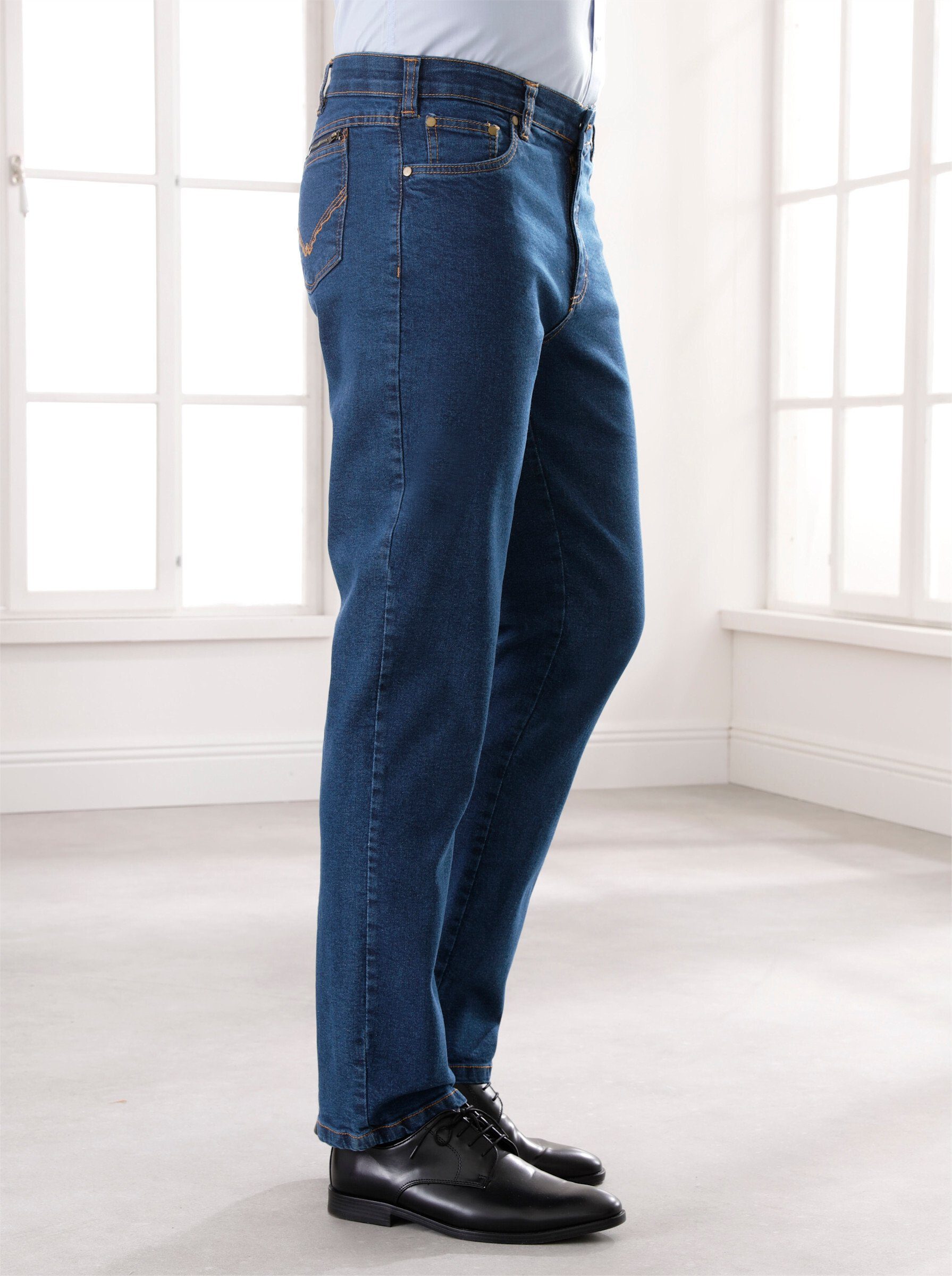 Sieh blue-stone-washed Bequeme Jeans an!