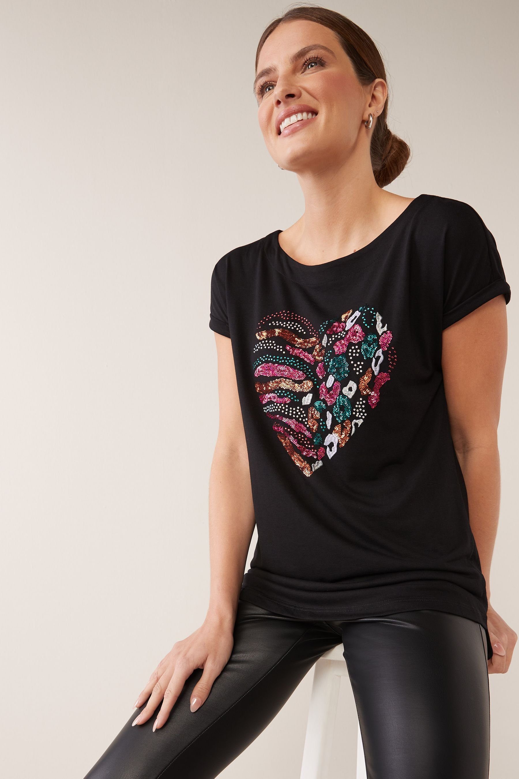Next T-Shirt T-Shirt mit (1-tlg) Saum Sequin Black Heart Embellished geschwungenem