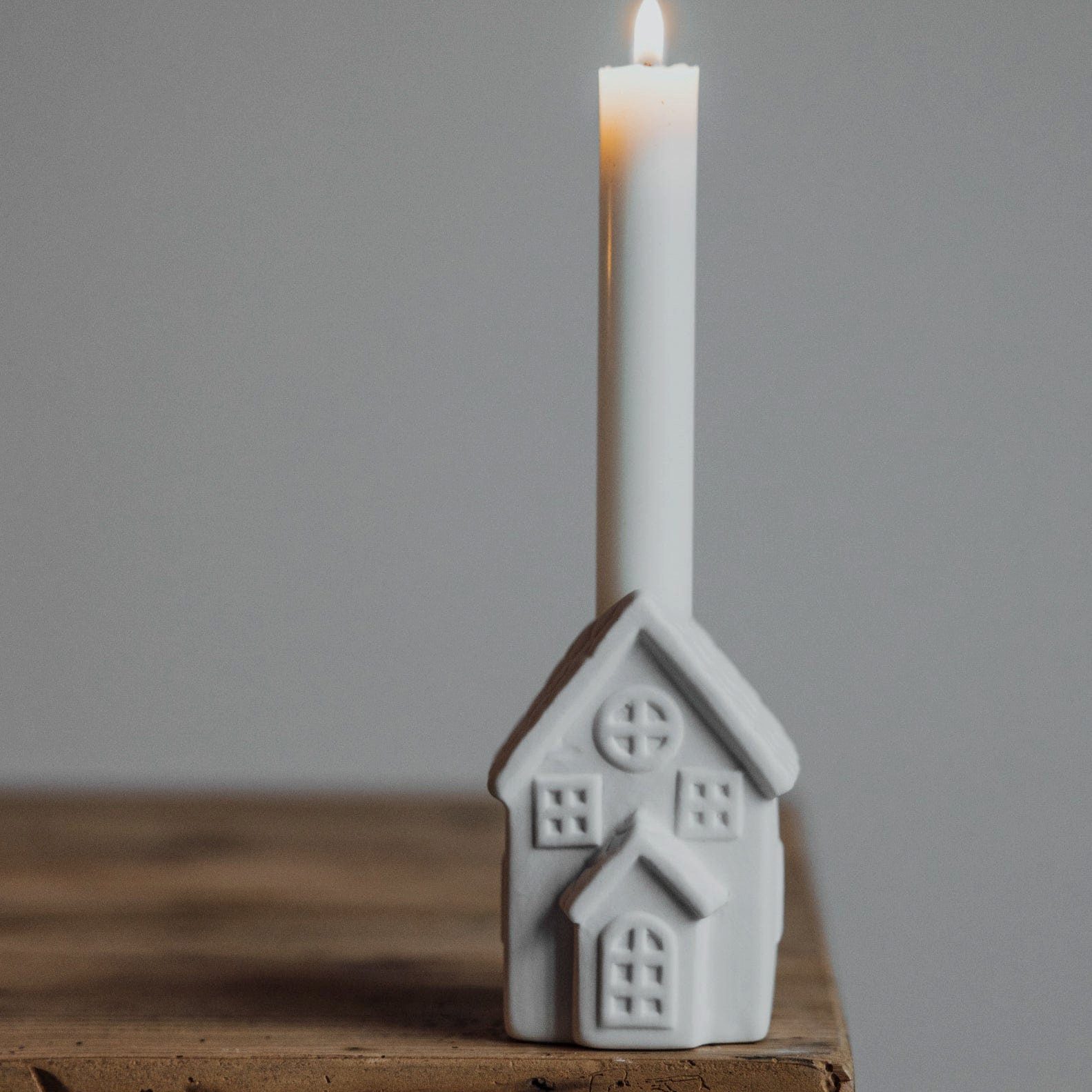 Storefactory Kerzenhalter Haus Ljusstaden für 1 Stabkerze in weiß