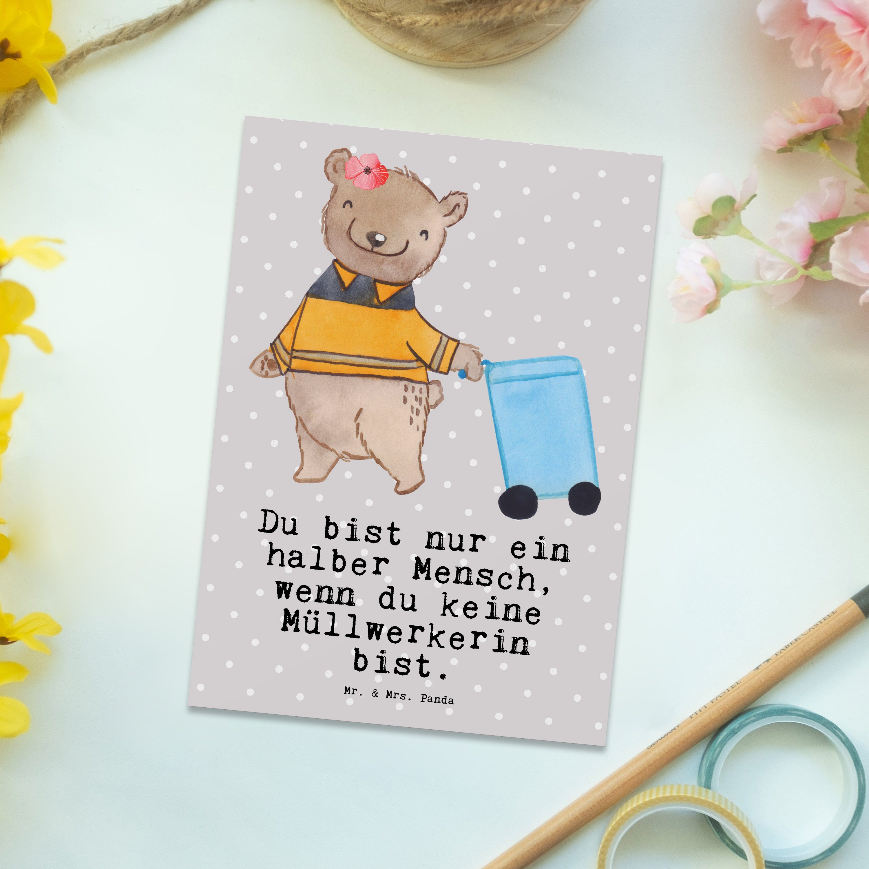 Mr. & Mrs. Panda Postkarte Müllwerkerin mit Herz - Grau Pastell - Geschenk, Einladung, Müllentso