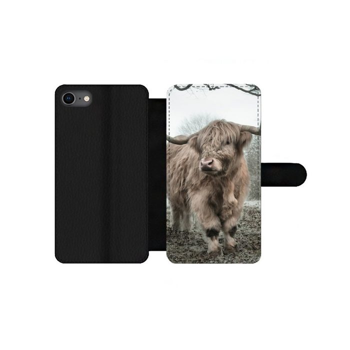 MuchoWow Handyhülle Schottische Highlander - Natur - Herbst - Tiere - Wildtiere - Wald Handyhülle Telefonhülle Apple iPhone SE (2020)