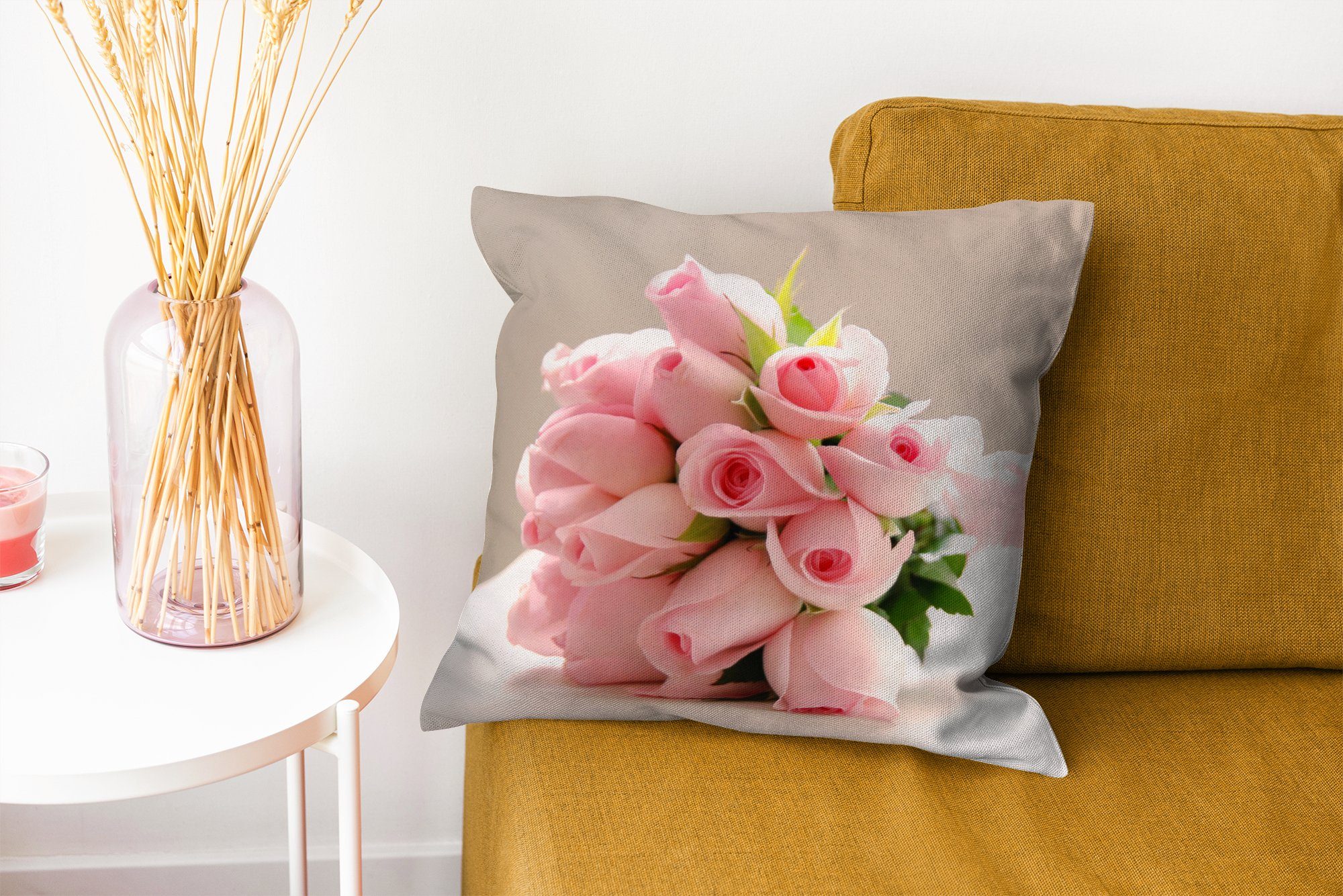 auf Tisch, Schlafzimmer, mit Wohzimmer, aus rosa Sofakissen Füllung Zierkissen Dekokissen Blumenstrauß Rosen weißen für MuchoWow Deko, einem Ein