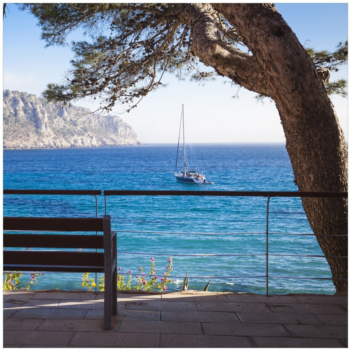 Wallario Tischplatte Einsame Bank am Meer - Spanien im Sommer (1 St), für Ikea Lack Tisch geeignet