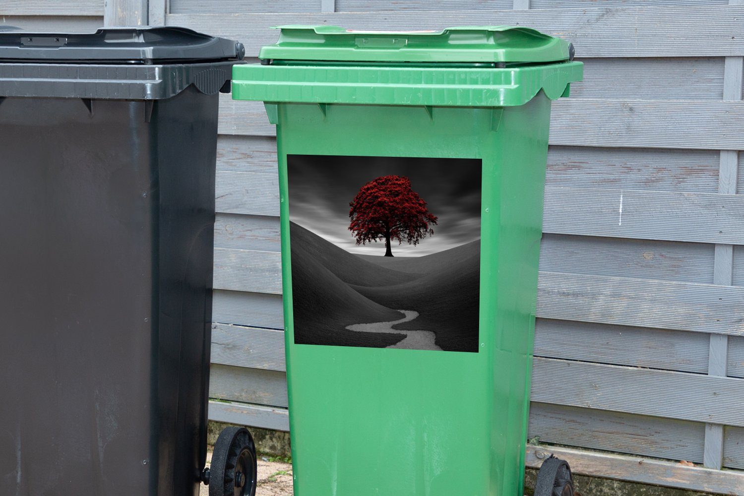 einem Mülltonne, Baum Container, Mülleimer-aufkleber, Wandsticker roten Abfalbehälter Schwarz-Weiß-Foto MuchoWow Sticker, (1 mit St),