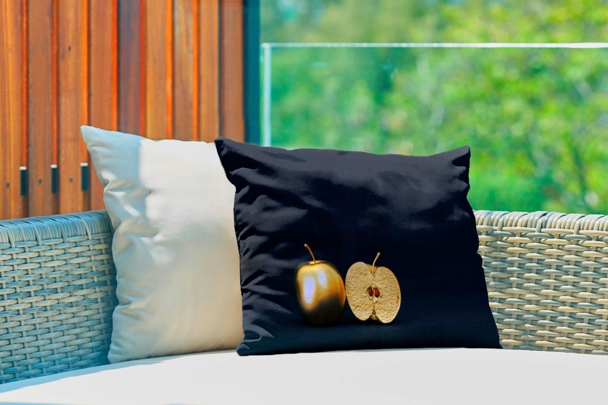 MuchoWow Dekokissen Stilleben mit schwarzem Apfel Dekokissenbezug, Polyester, Kissenhülle einem auf Hintergrund, Outdoor-Dekorationskissen, goldenen