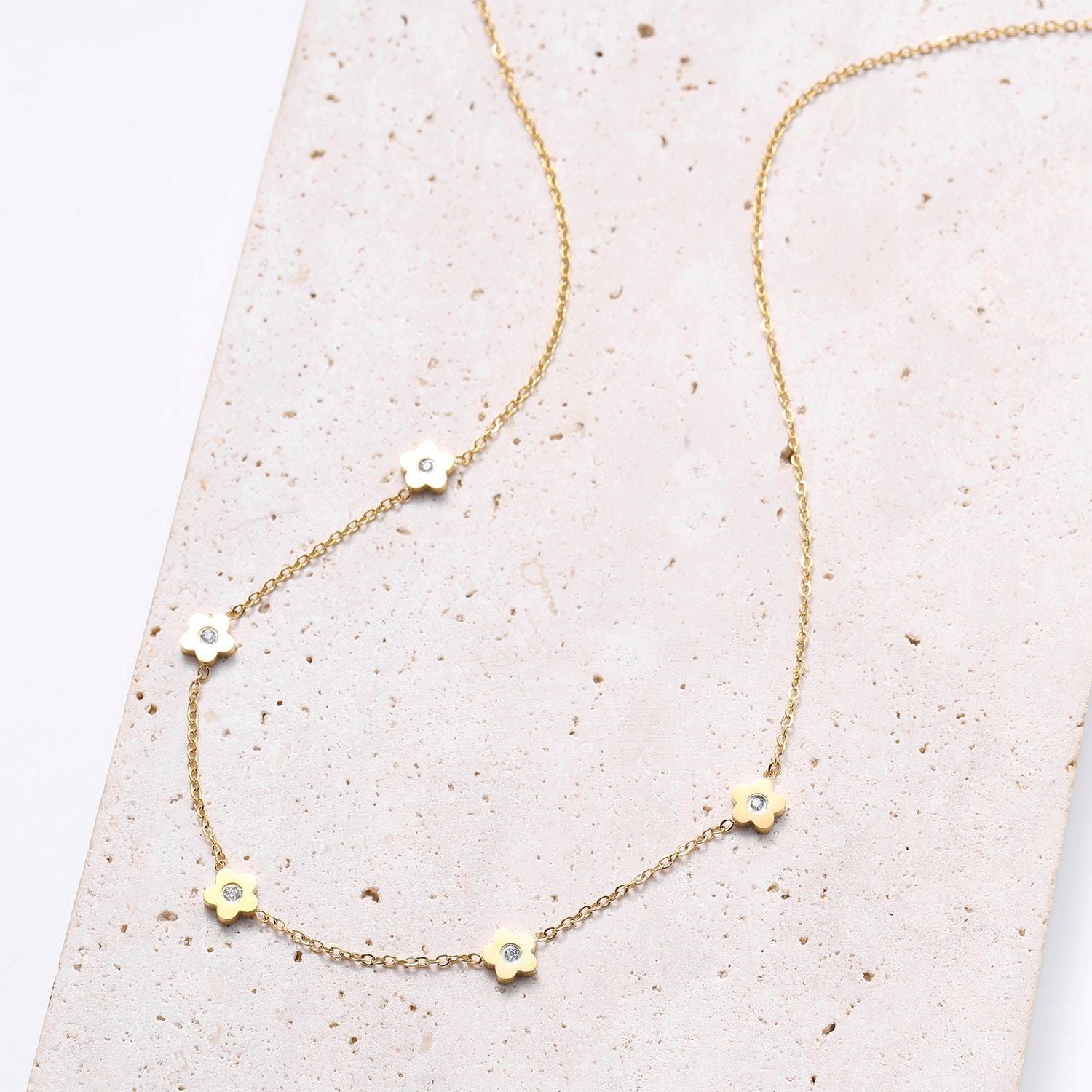 Hey Happiness Charm-Kette Blume Anhänger klein, 18K Roségold vergoldet (Kette+Ohrringe), Edelstahl Kette Damen Blüte Kristall klein, wasserfest