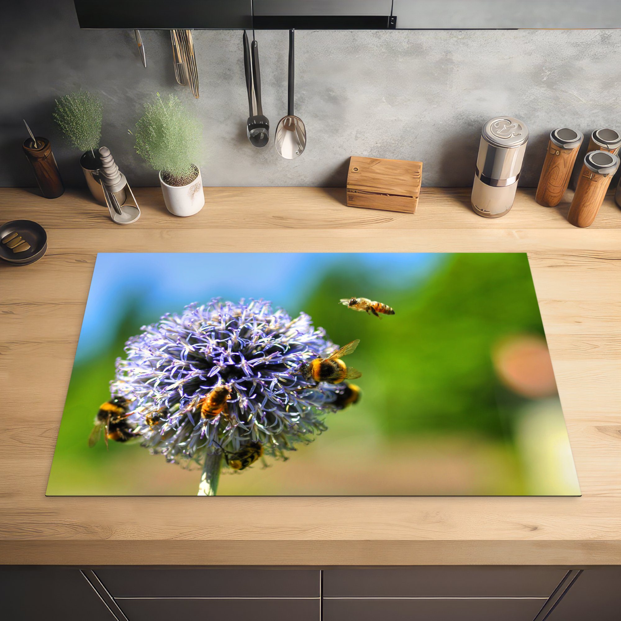 MuchoWow Herdblende-/Abdeckplatte Bienen sitzen Blume, Induktionskochfeld gleichen Vinyl, auf tlg), küche, die für (1 Schutz cm, lila der 81x52 Ceranfeldabdeckung