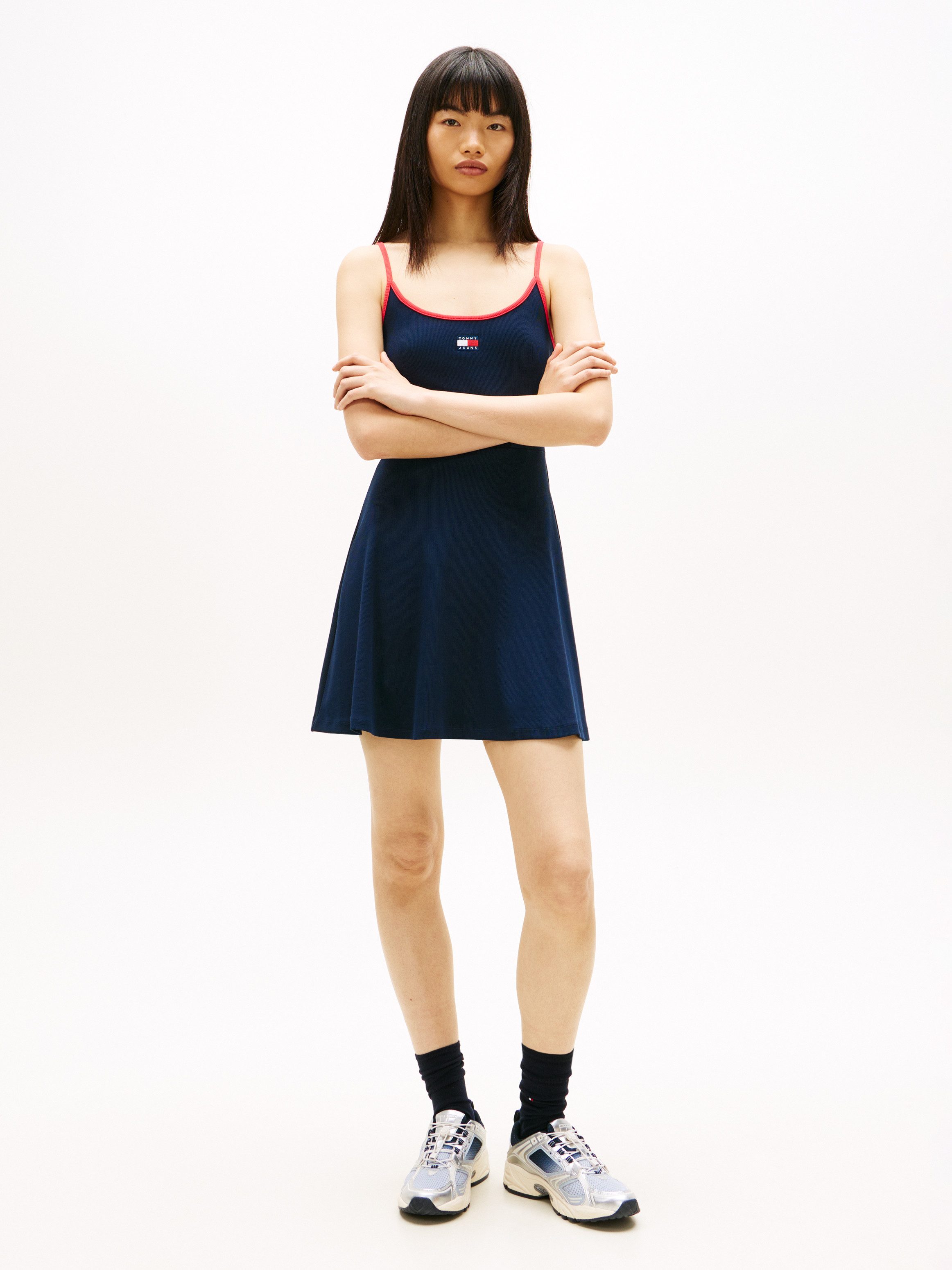 Tommy Jeans Spaghettikleid TJW F&F STRAPPY BADGE DRESS Fit and Flare, gerippt, mit Kontrastdetails