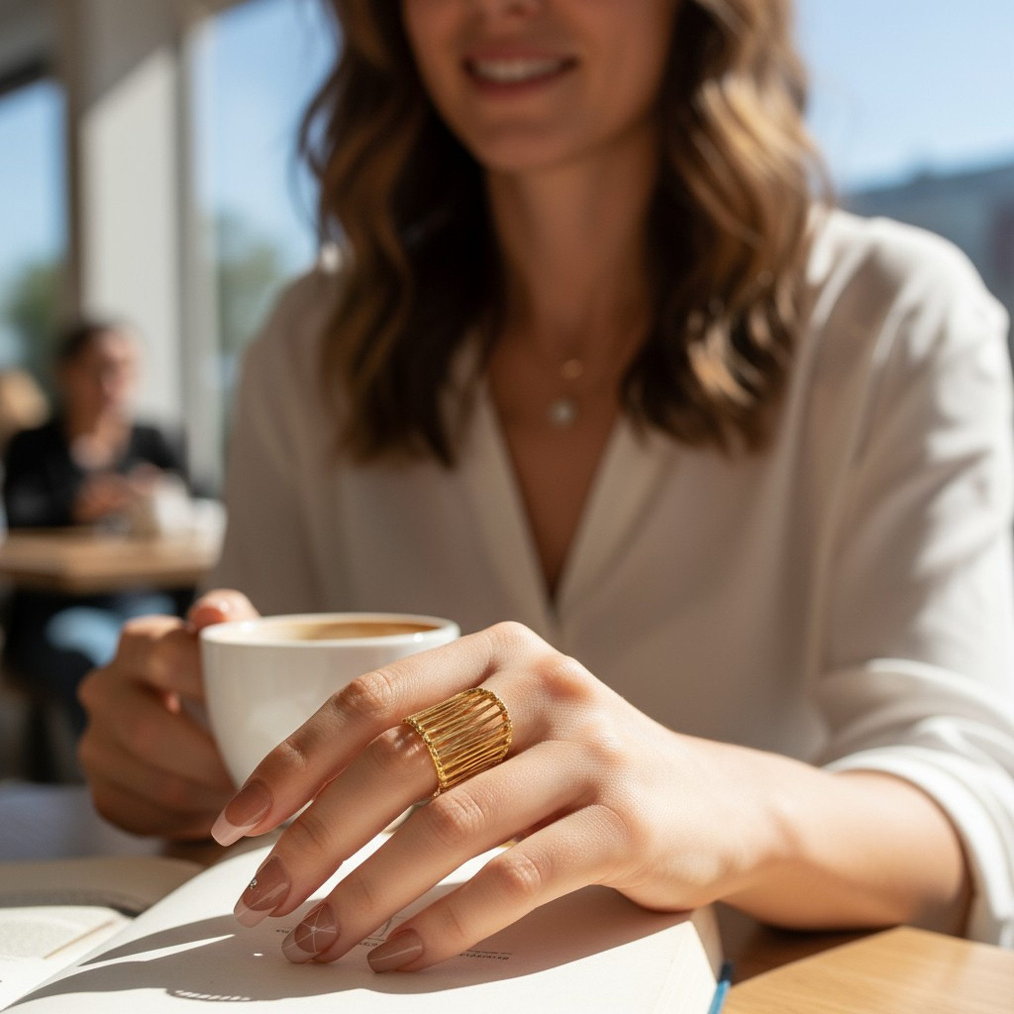 KARMA Fingerring Damenring Statement Ring Gold Edelstahl hypoallergen (Geschenk Frauen Fingerring vergoldet, Damenschmuck Damen), wasserfest verstellbar modern