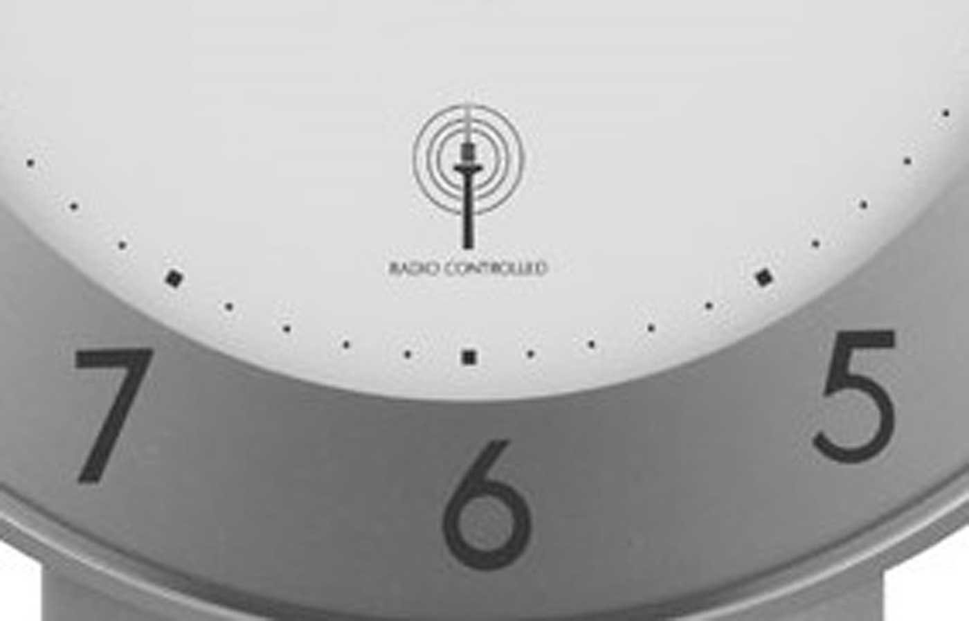 AMS Wanduhr Funkpendeluhr Silberfarben Modern - günstig online kaufen