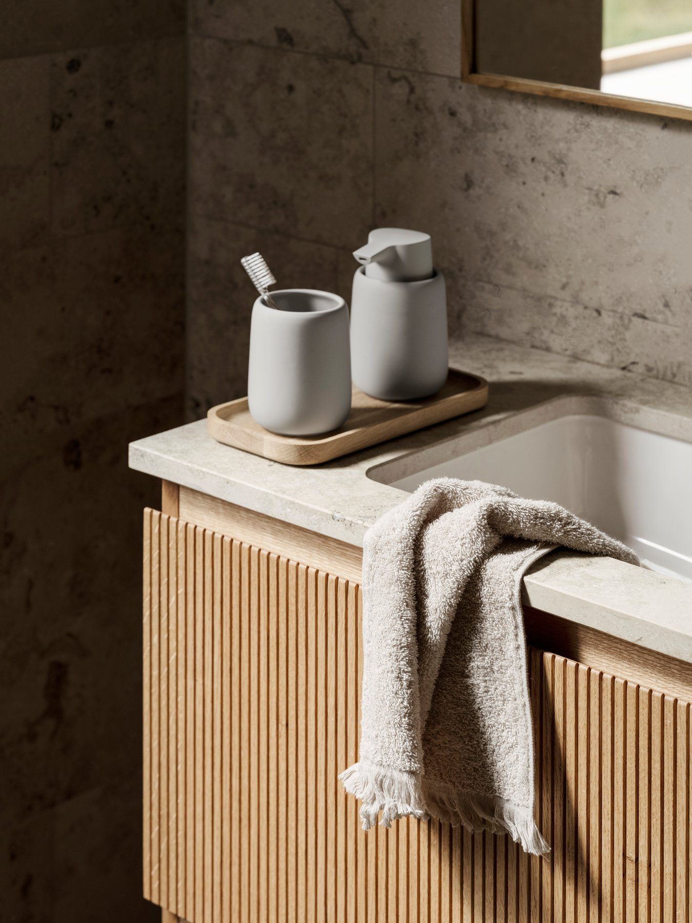 blomus Servierplatte -OKU- Holztablett aus Eiche, Design-Tablett im modernen Stil, Eiche, zertifiziertes Eichenholz, Zeitloses Design, vielfältige Anwendung