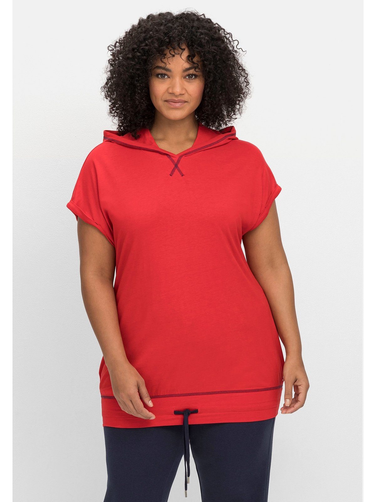 Sheego T-Shirt Große Größen Saumbund und mit Kapuze mohnrot