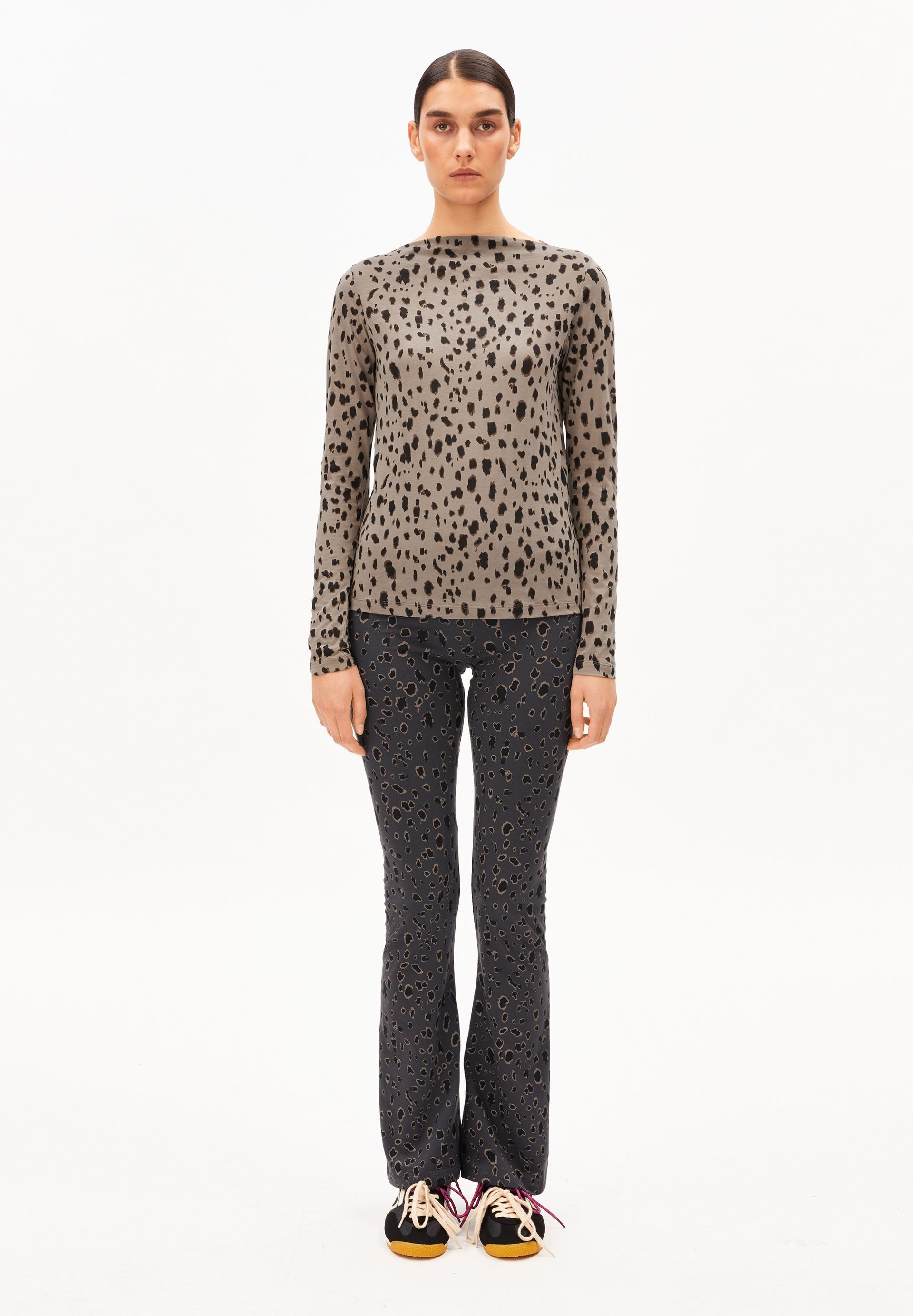 Armedangels Longsleeve LEO Longsleeve aus Bio-Baumwolle mit Leo-Print Slim Fit