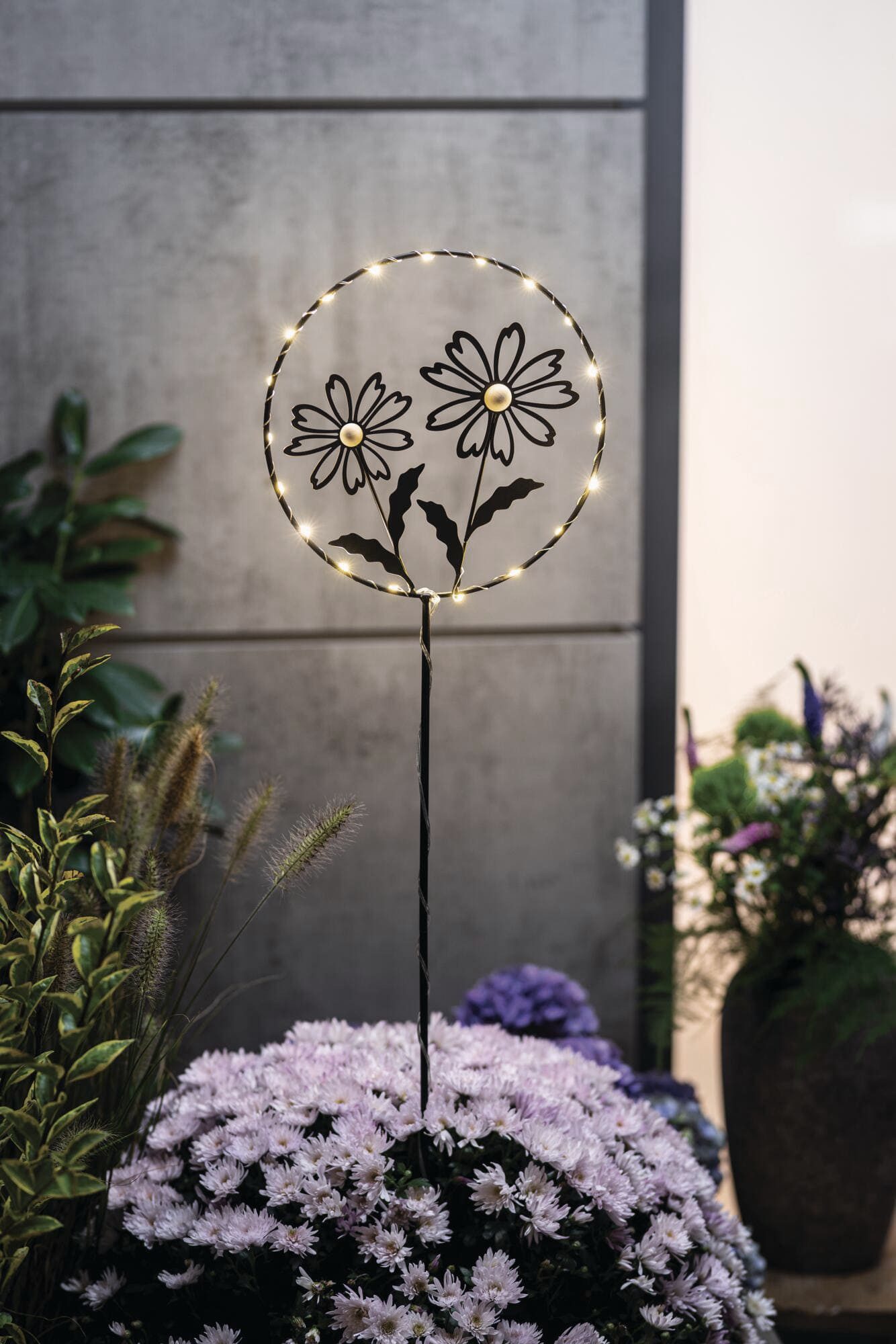 Frank Flechtwaren Gartenstecker "Blumen" Metall schwarz, Blumenstecker mit LED Beleuchtung, Gartendeko für Draußen, wetterfest, 100 cm hoch