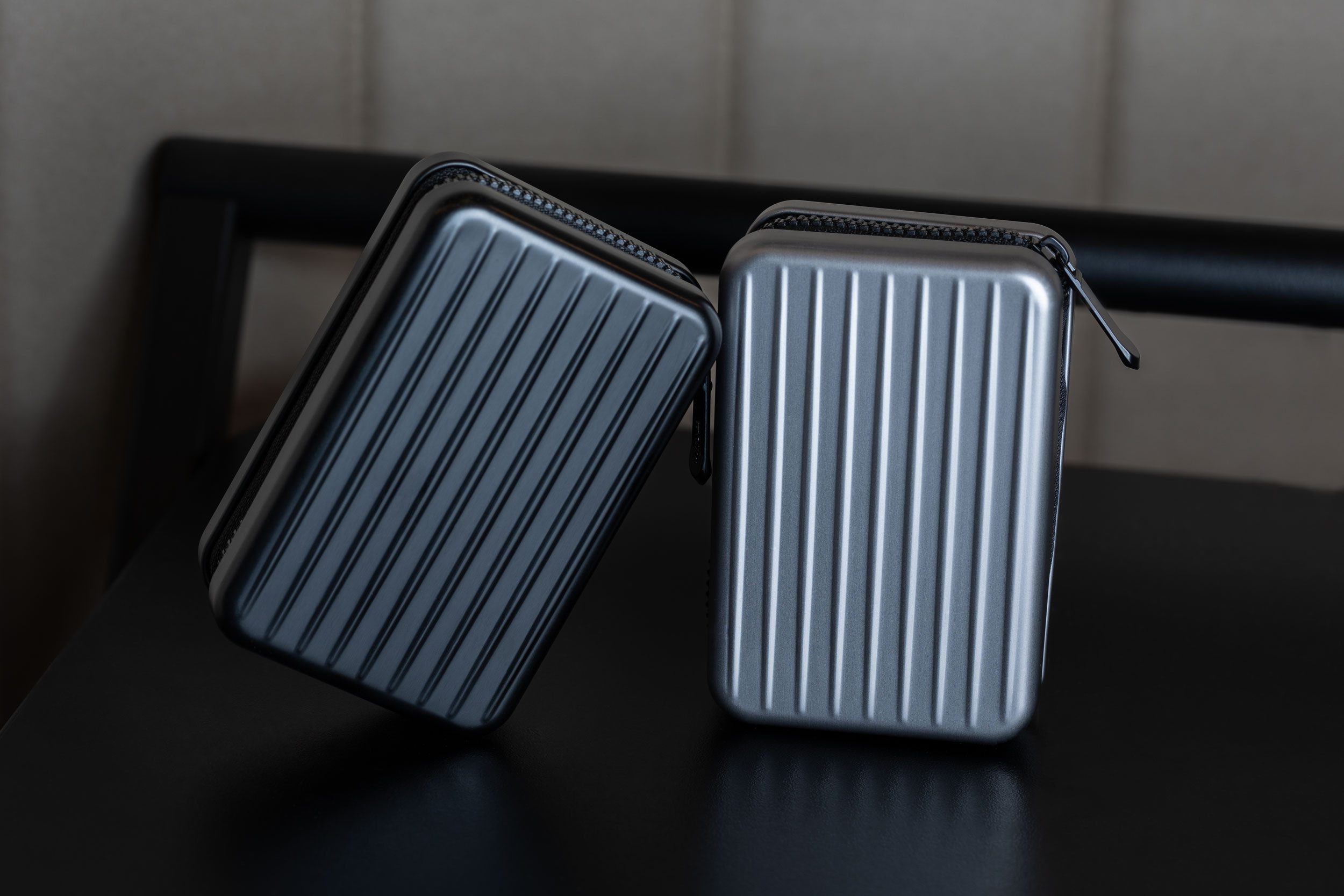TROIKA Kartenetui Aluminium mit Schutz vor Datendiebstahl – Kartenetui im Koffer-Design (9 Fächern für bis zu 20 Karten), Cardholder in verschiedenen Farben, RFID Schutz, 10,5 x 7 x 3 cm