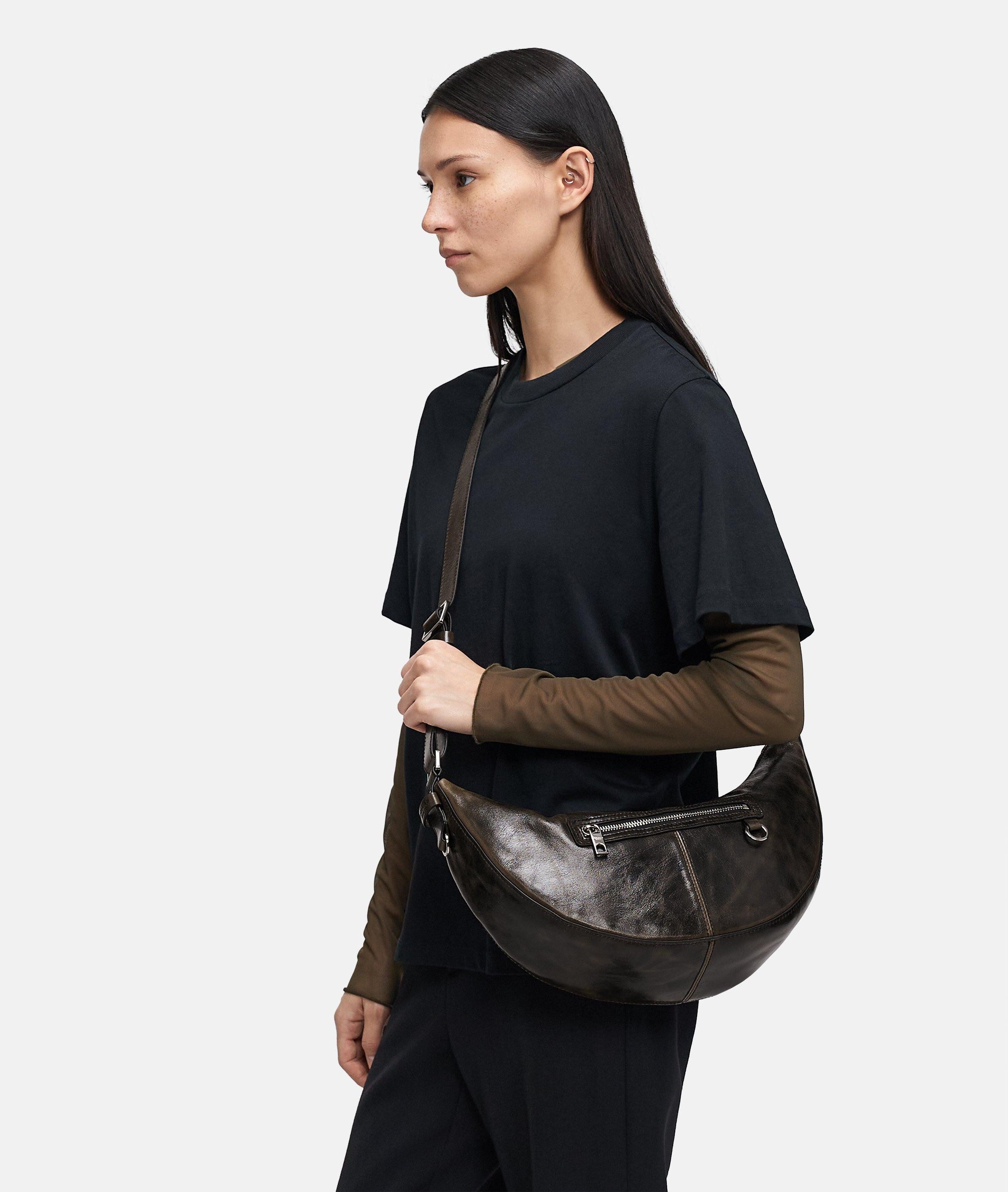 Liebeskind Berlin Schultertasche Moon Hobo S, Handliche Hobo-Bag aus Rindsleder mit glossy Finish
