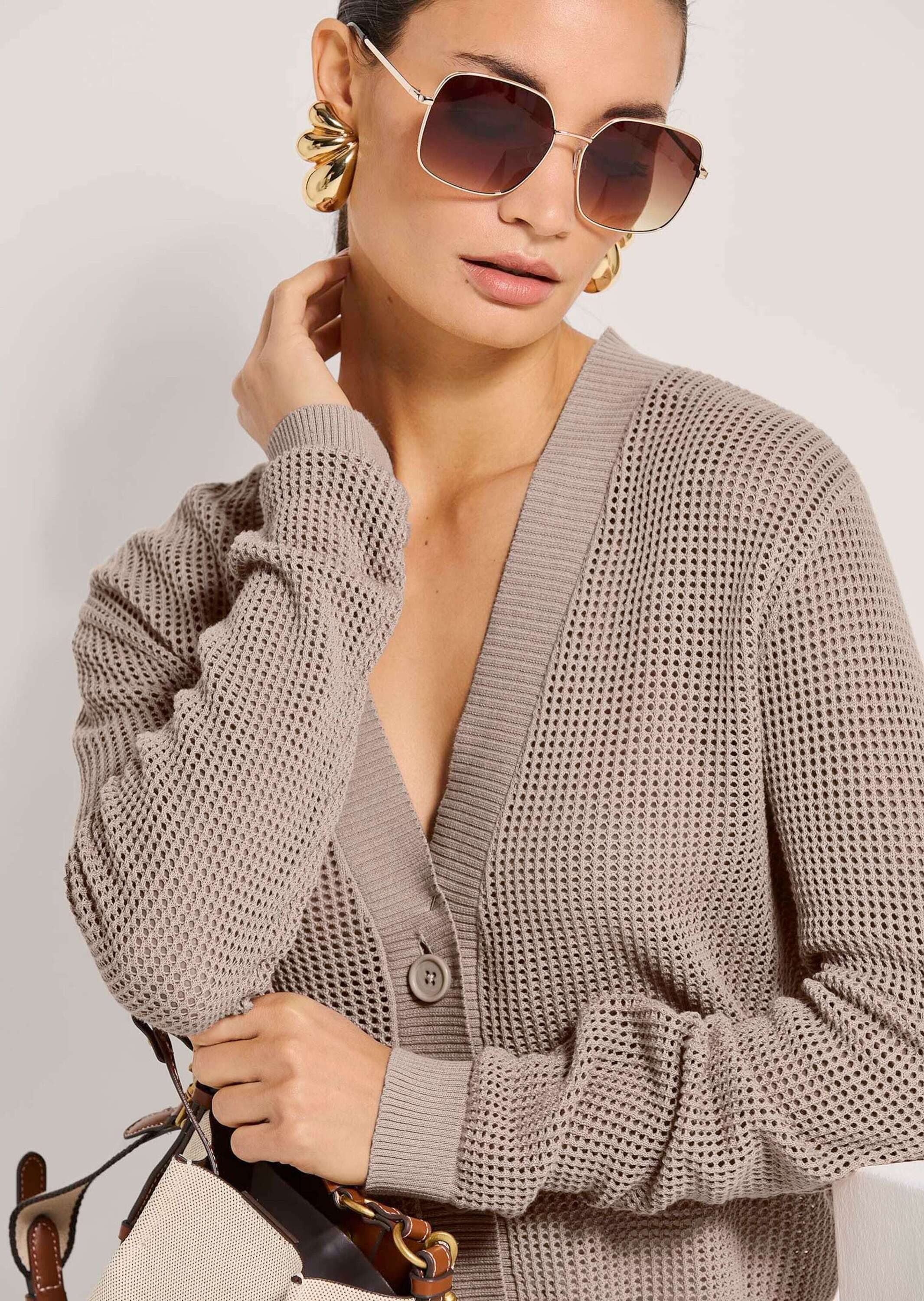 MADELEINE Strickjacke Kurze Ajour-Strickjacke mit Knöpfen Uni-Design mit femininem V-Ausschnitt und Knopfverschluss – Bild 3 von 5