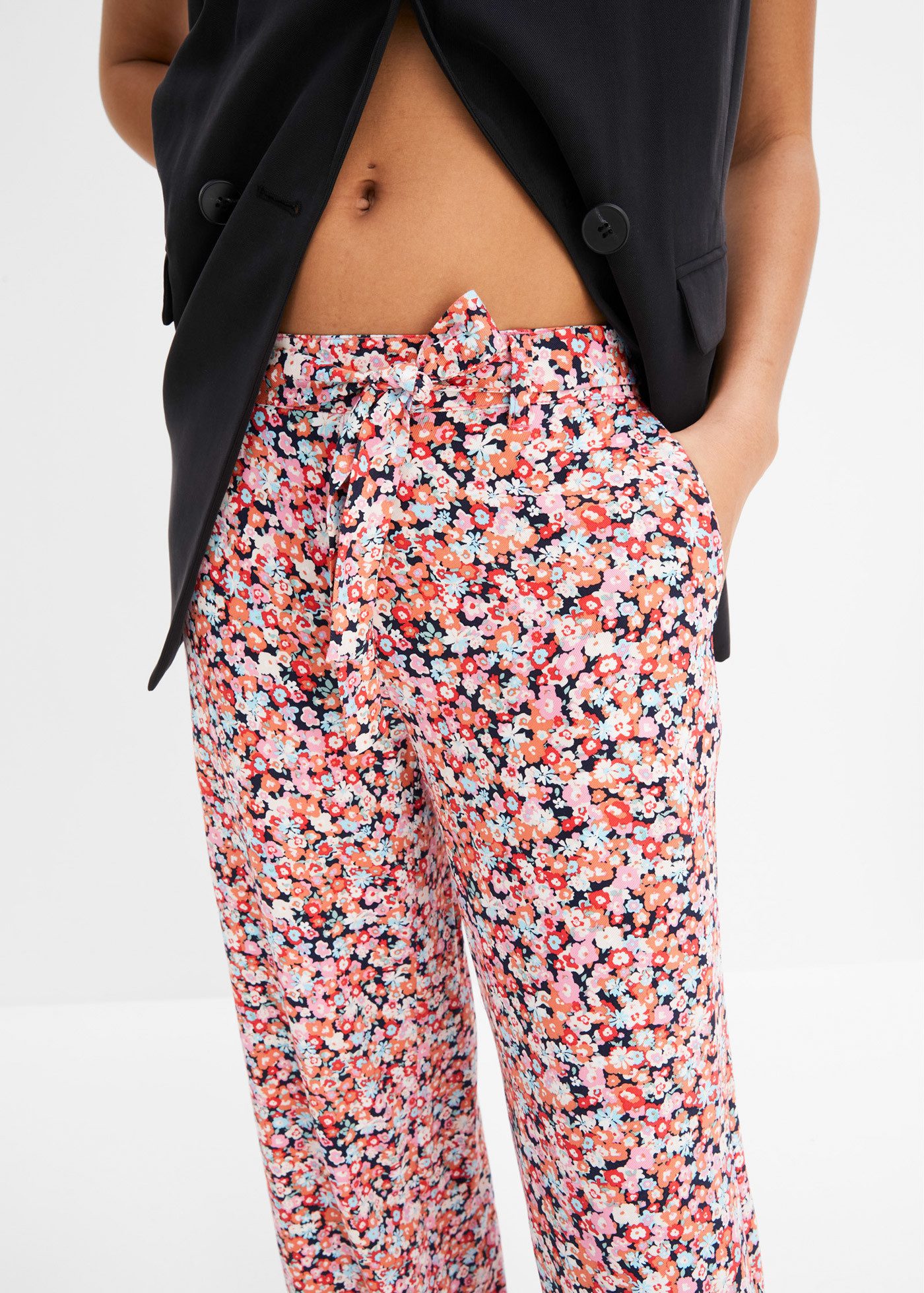 bonprix Schlupfhose aus Viskose, lockere Passform, femininer Print, moderner Stil