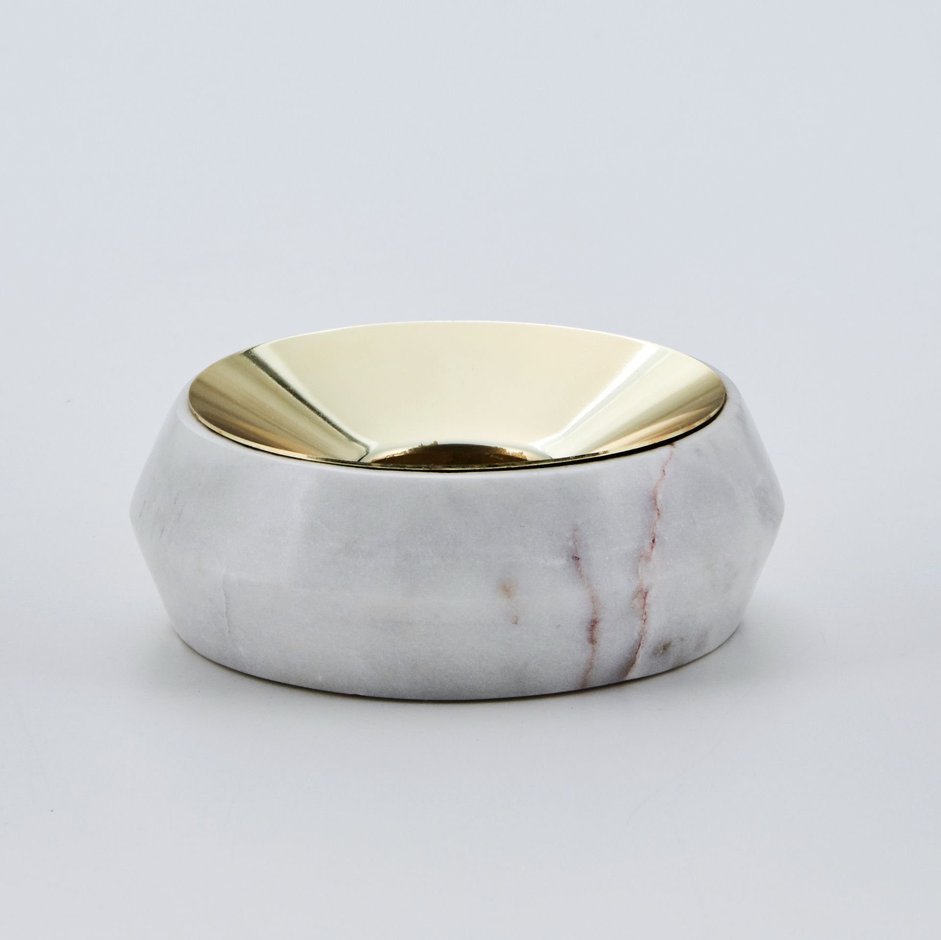 carla&marge Teelichthalter Adarette (aus weißem Marmor, mit Stahl-Inlay in Gold), eleganter Kerzenständer, rund, Durchmesser ca. 9 cm | Teelichthalter