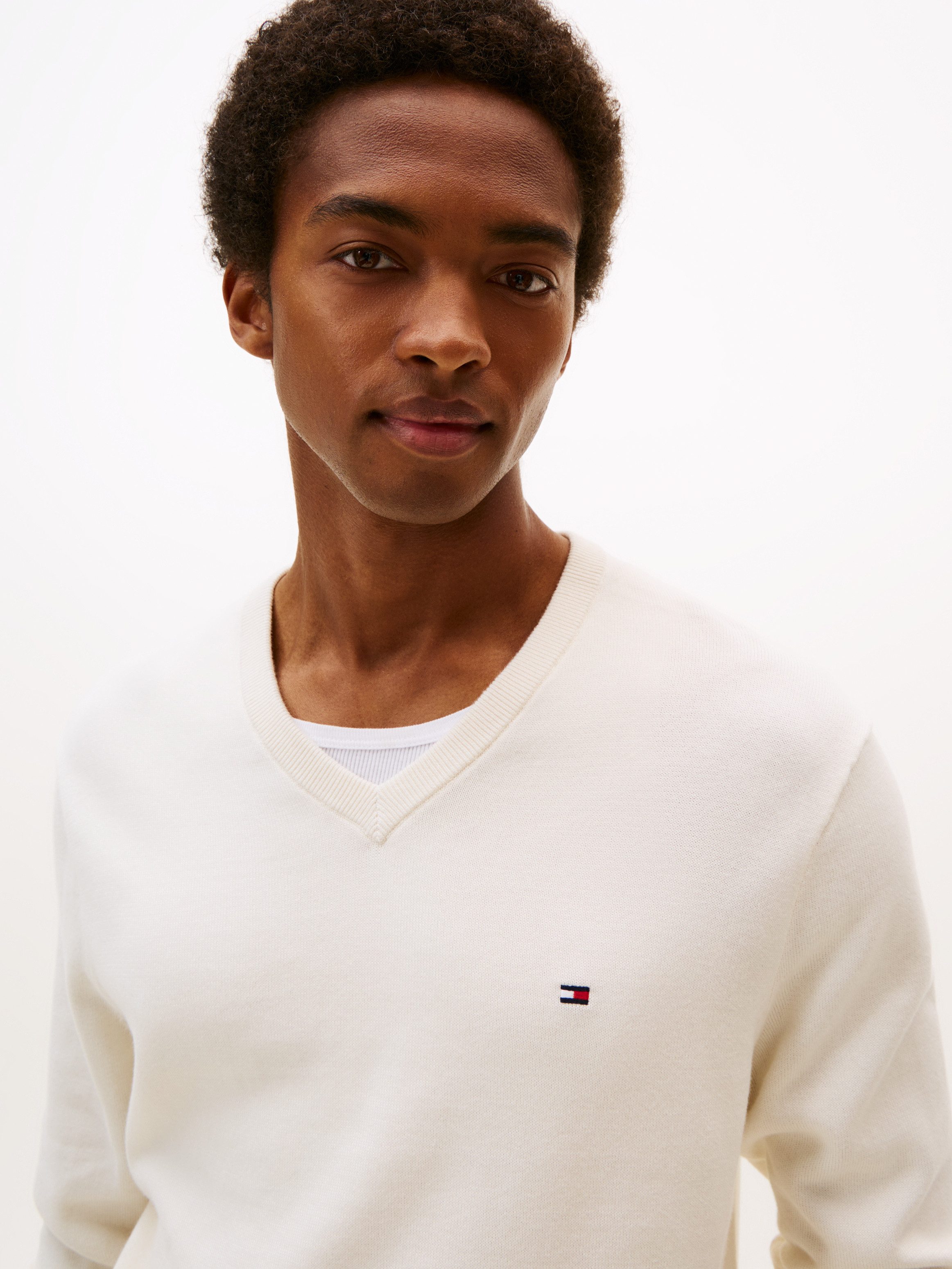 Tommy Hilfiger Strickpullover ESSENTIAL COTTON V NECK mit V-Ausschnitt und Stickerei unifarben, casual, regular fit, Baumwolle, V-Ausschnitt