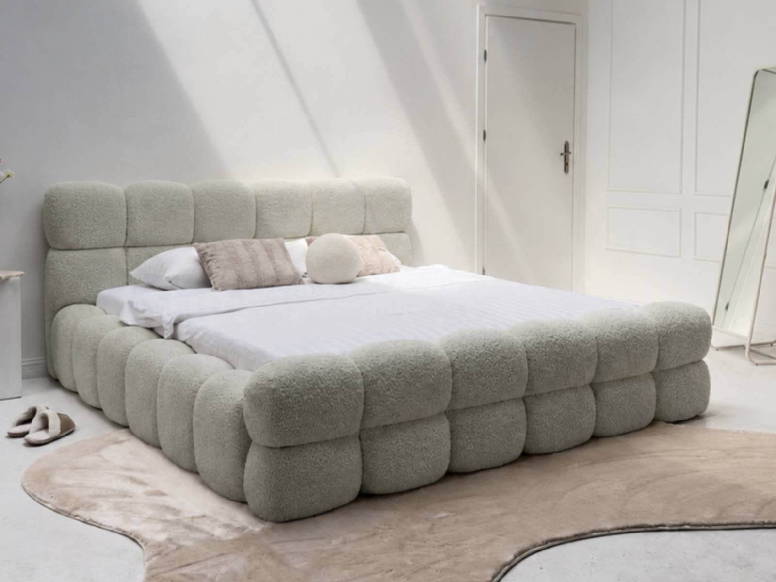 yourhouse24 Polsterbett Design-Bett im Cloud-Look – Hohes Fußteil, Bouclé-Stoff, Bubble-Optik & Japandi