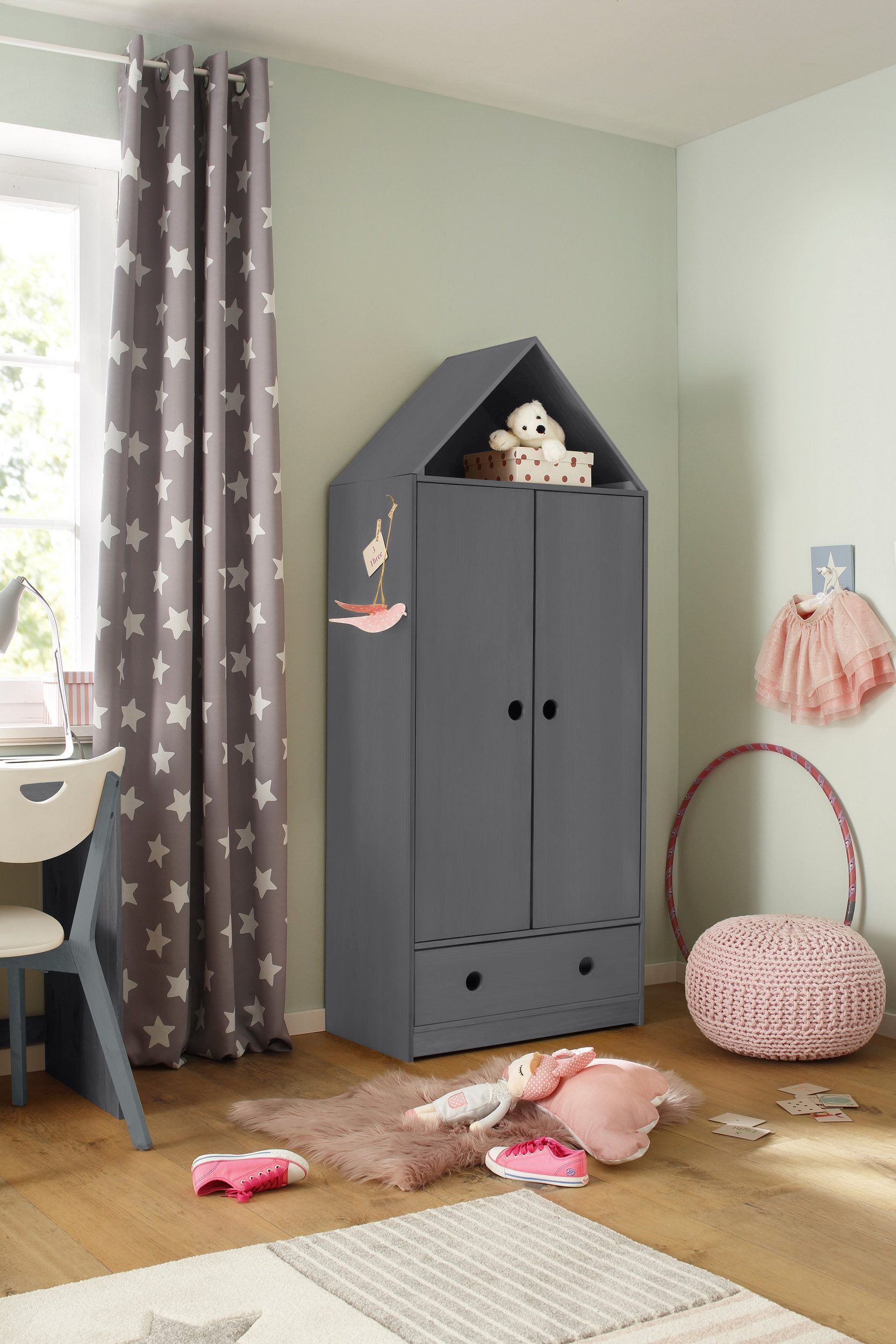 loft24 Kinderkleiderschrank Allie - Kleiderschrank Gardeorbenschrank Schrank Kindermöbel 2 Türen, 1 Schublade, mit Kleiderstange, mit Hausdach, Kiefer