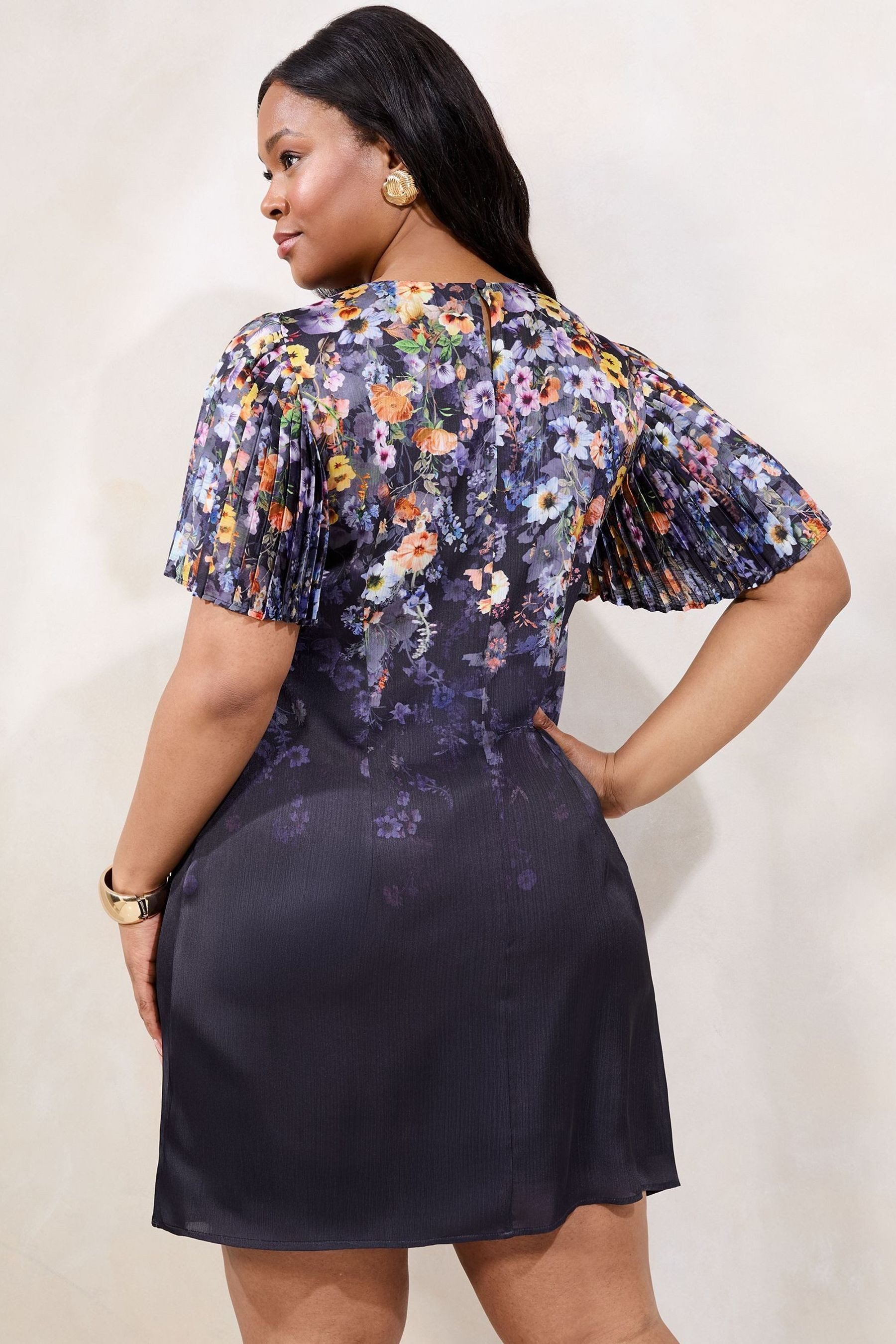 LIPSY Plisseekleid Lipsy Plissiertes Mini-Etuikleid, Curve (1-tlg) günstig online kaufen