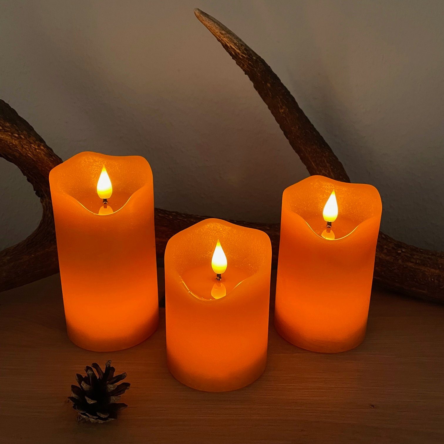 Online-Fuchs LED-Kerze als 3er Set LED Kerzen mit Dimmer SPIEGELNDE FLAMME 697 (Helligkeit über 6 Stufen regulierbar, Timer (2, 4, 6 und 8 Stunden), Echtwachs), Höhe zwischen 10 und 14 cm, Durchmesser 7,5 cm, Fernbedienung