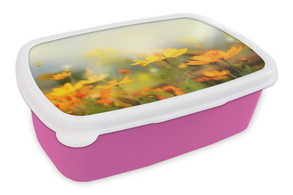 Mädchen, Erwachsene, Landschaft rosa Blumen - (2-tlg), Gelb, MuchoWow - für Kunststoff Brotdose Kinder, Brotbox Lunchbox Snackbox, Kunststoff,