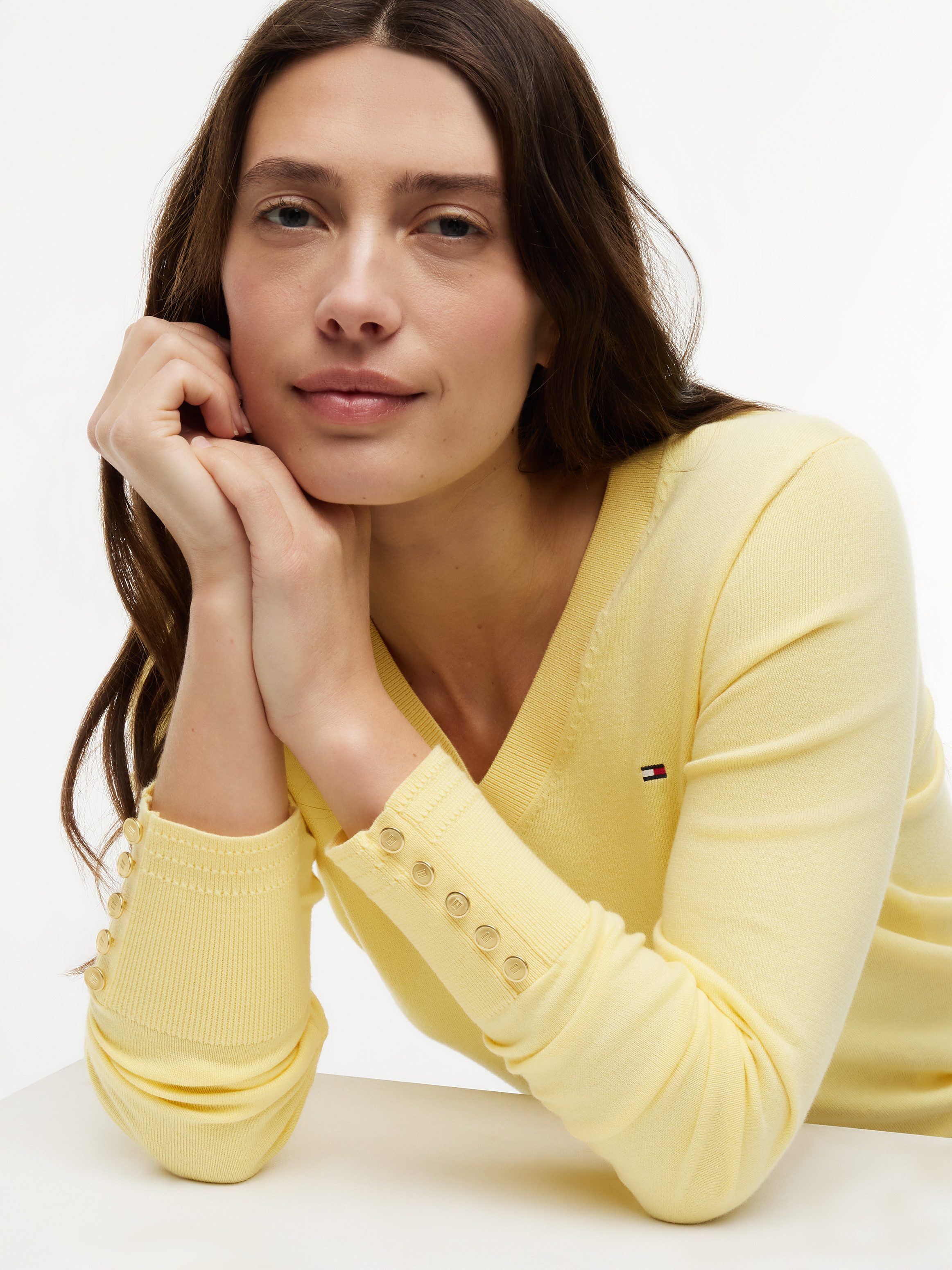 Tommy Hilfiger Strickpullover STITCH V-NECK mit Knopfdetail am Ärmel, Regular Fit