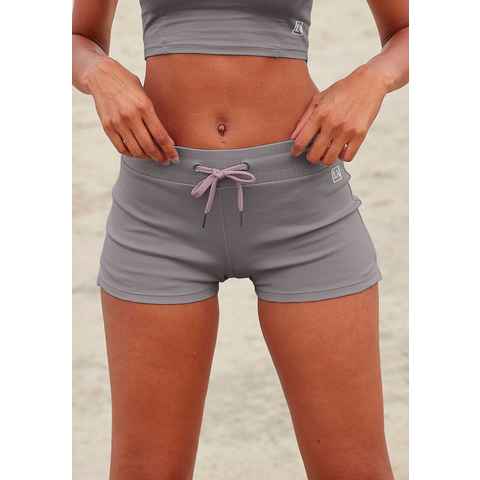 LASCANA ACTIVE Shorts -Kurze Hose mit kleinen Seitenschlitzen