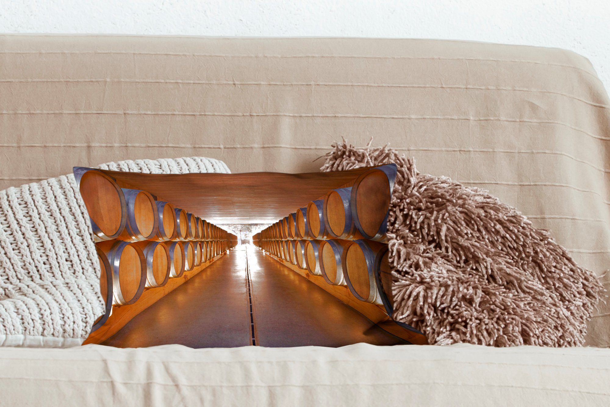 MuchoWow Dekokissen Blick auf eine lange Schlafzimmer Dekokissen Reihe Weinfässern mit Wohzimmer Dekoration, Füllung, Zierkissen, von im, einem Weinkeller in