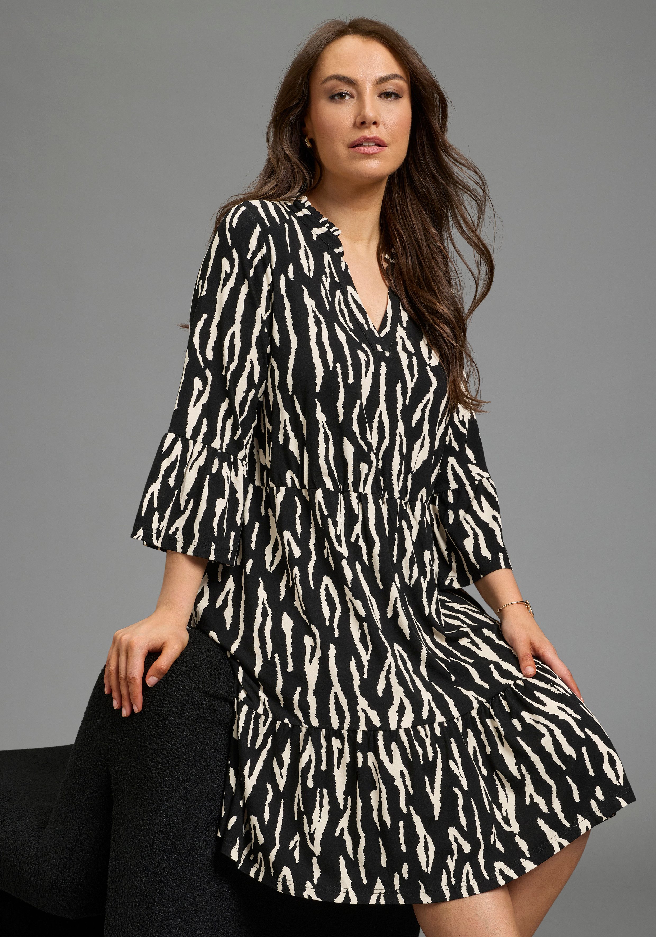 Laura Scott CURVE Jerseykleid figurumspielende Passform mit Volants, aus Viskosemischung. € 59,99, (€ 59,99 pro 1 Stk).