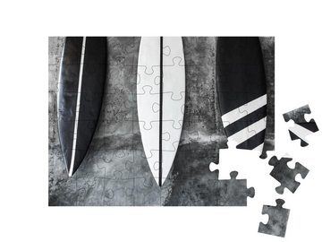 puzzleYOU Puzzle Surfbretter, schwarz-weiß, 48 Puzzleteile, puzzleYOU-Kollektionen Surfen, Menschen
