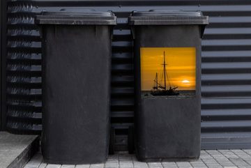 MuchoWow Wandsticker Großes Segelboot segelt bei Sonnenuntergang in Aruba ins Meer (1 St), Mülleimer-aufkleber, Mülltonne, Sticker, Container, Abfalbehälter