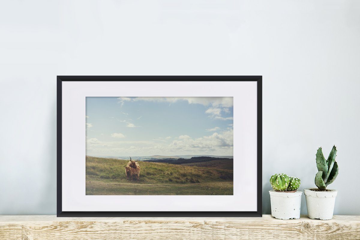 MuchoWow Poster Schottische Highlander mit Gerahmtes Schwarzem Kunstdruck, Poster, - (1 - Rahmen, Wolken - St), Gras Bilderrahmen Tiere