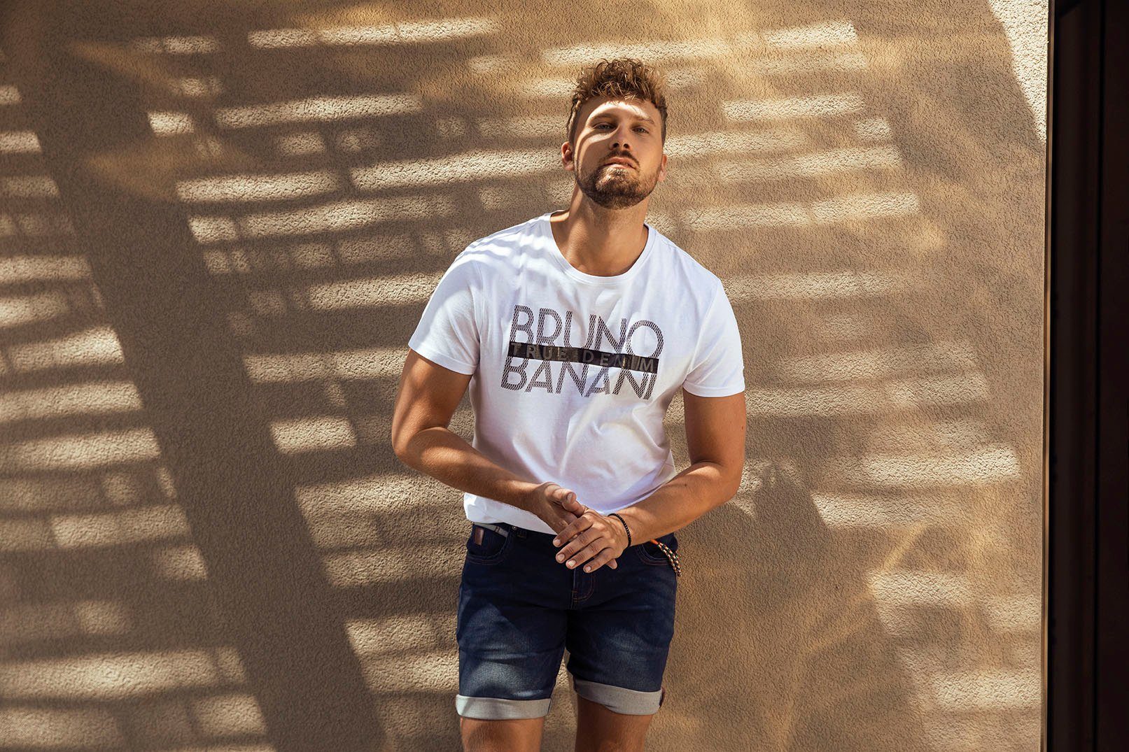 Bruno Banani T-Shirt mit glänzendem weiß Print