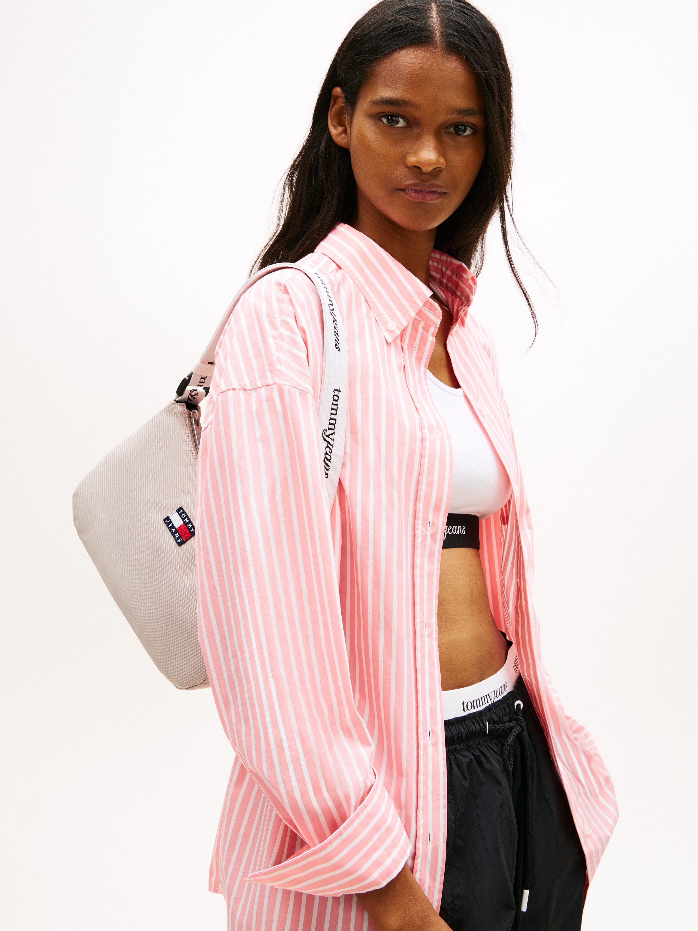 Tommy Jeans Schultertasche TJW ESS DAILY SHOULDER BAG, Damen Umhängetasche, Handtasche, Tragetasche mit Logo-Aufnäher