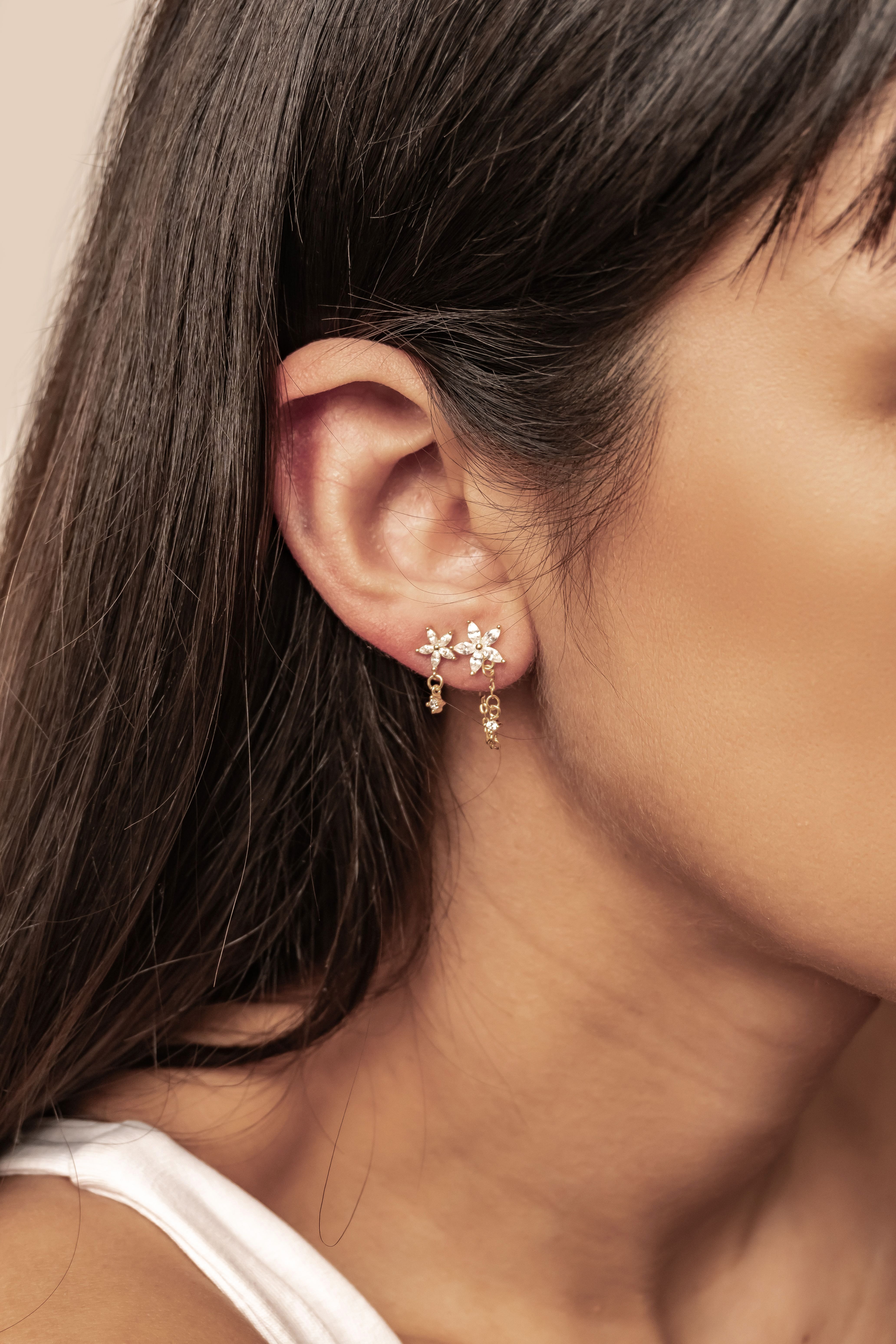 Hey Happiness Ohrhänger-Set Blütenzauber, 4er Set Ohrringe mit Kettchen & Kristall, Filigrane 925 Sterling Silber Ohrringe Damen mit Blumen Design