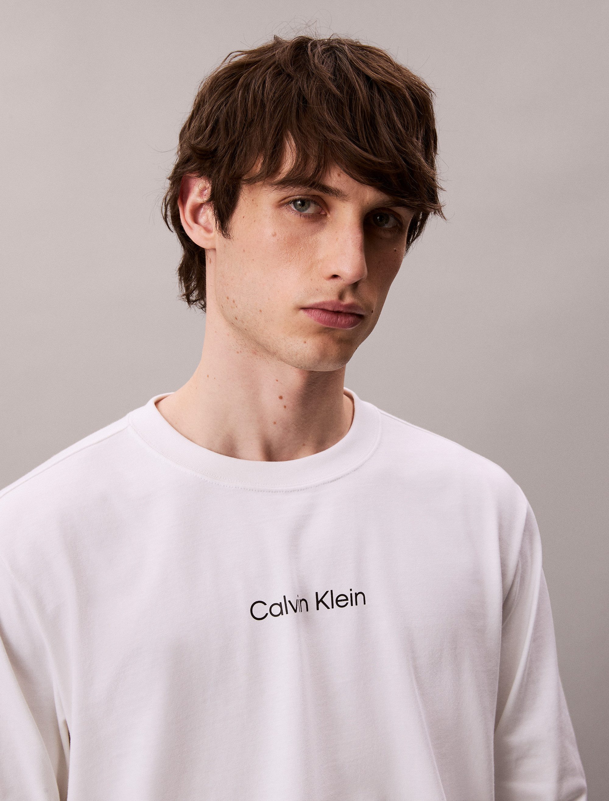 Calvin Klein Jeans Langarmshirt LS RLXD STANDARD LOGO CREWNK TEE Rundhalsausschnitt, relaxed fit – Bild 4 von 5