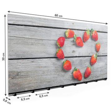 Primedeco Garderobenpaneel Magnetwand und Memoboard aus Glas Herz aus Erdbeeren