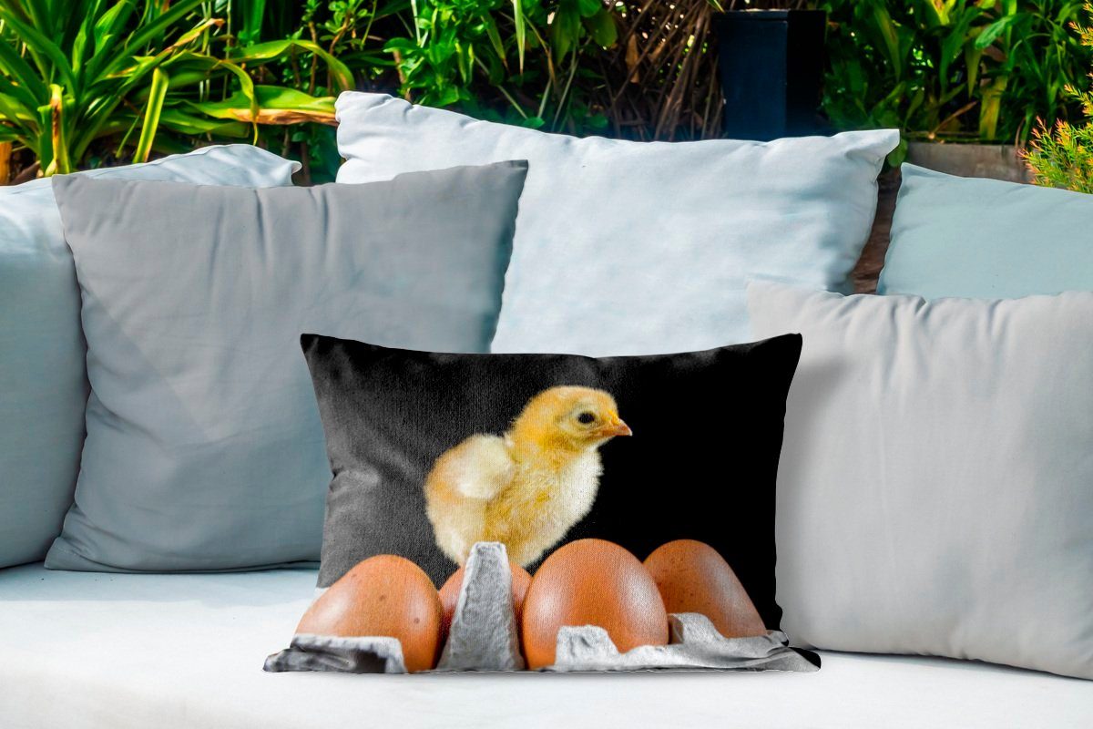MuchoWow Dekokissen Outdoor-Dekorationskissen, Ei auf Kissenhülle auf Hintergrund, Ein Polyester, Dekokissenbezug, schwarzem einem Küken