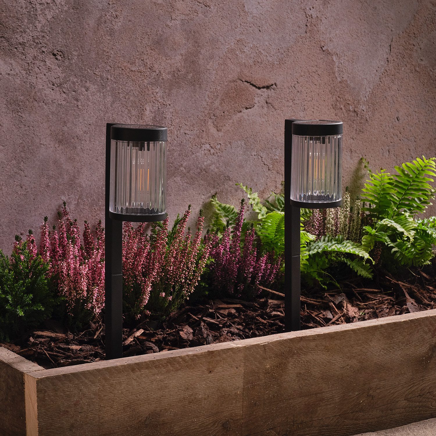 Lights4fun LED Gartenleuchte 2er Set Holkham Solar‑Wegleuchten mit Erdspieß in Riffeloptik, Warmwei