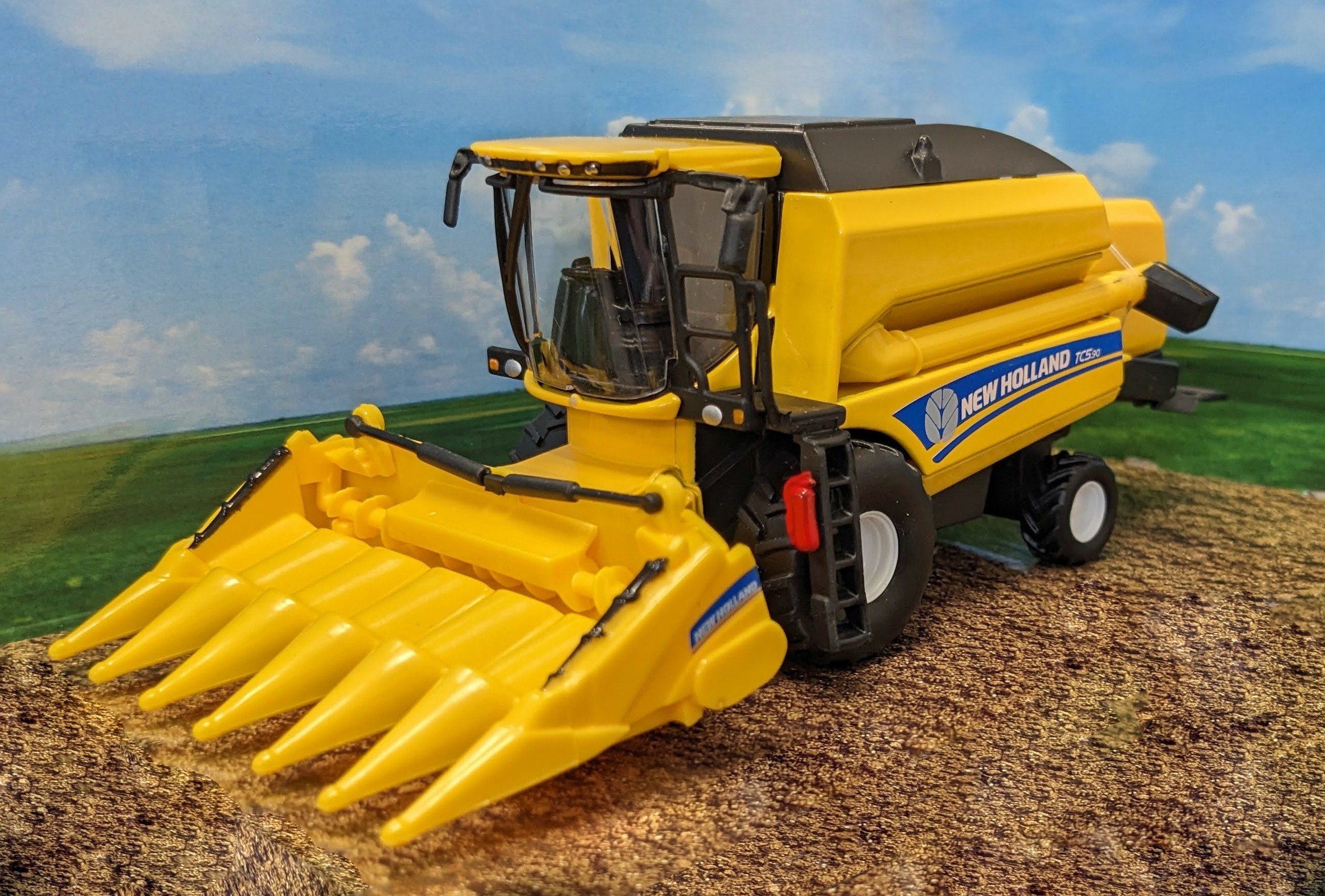 Bburago Spielzeug-Auto New Holland TC5.90 für Mais (gelb), detailliertes Modell
