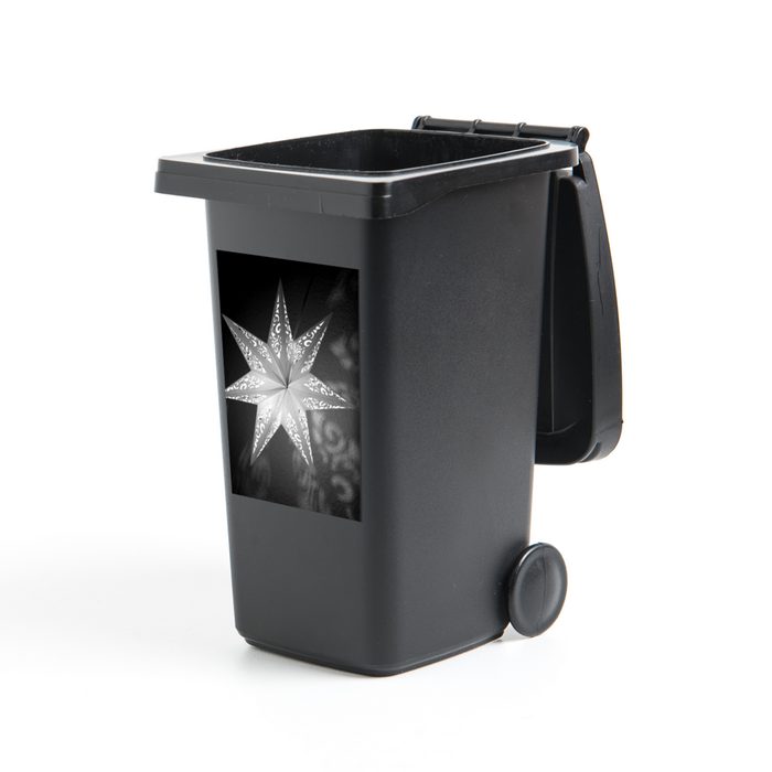 MuchoWow Wandsticker Ein beleuchteter Stern im Winter - schwarz und weiß (1 St) Mülleimer-aufkleber Mülltonne Sticker Container Abfalbehälter