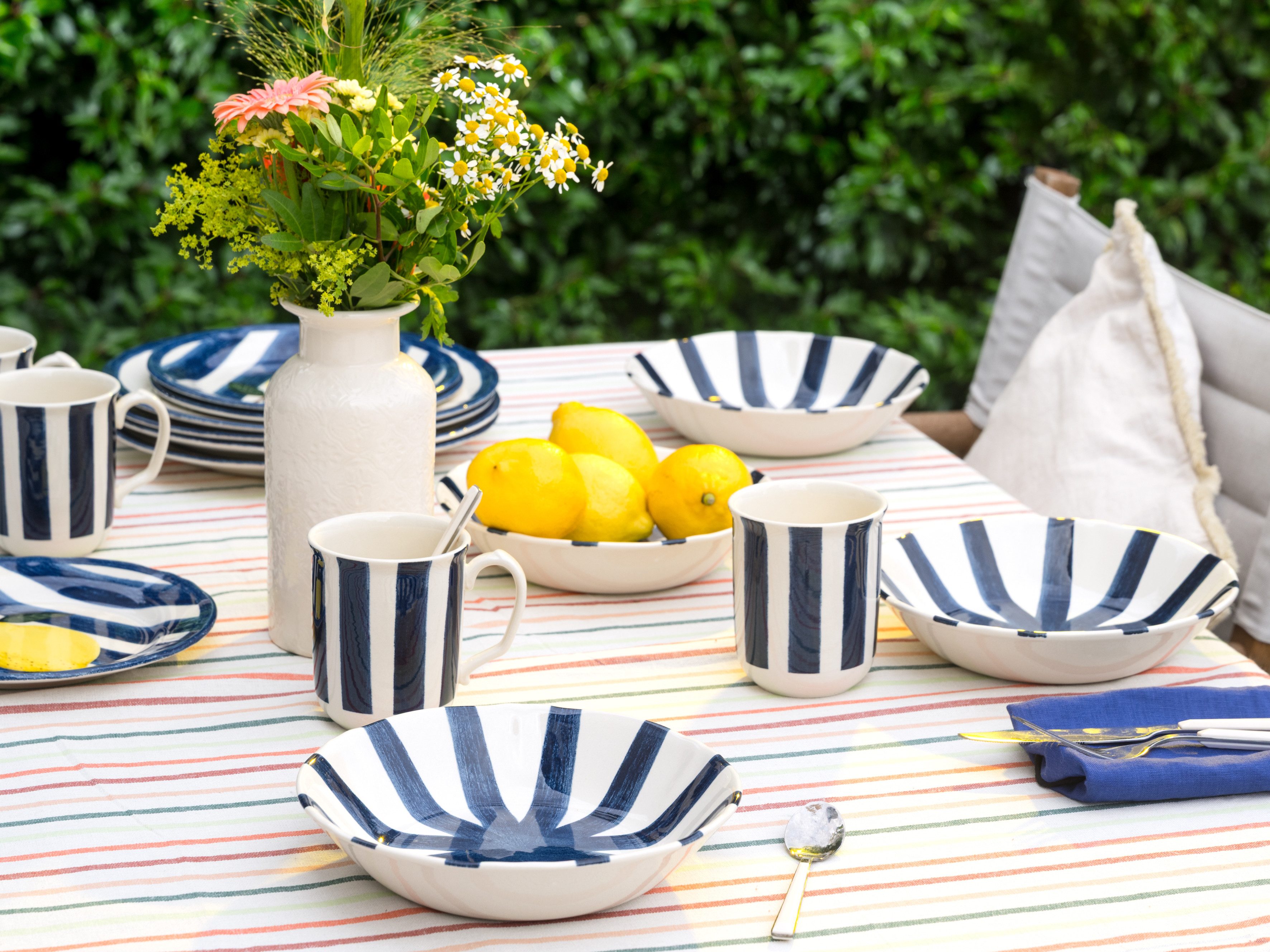 CreaTable Kombiservice Summer Stripes, Service 16-tlg. (16-tlg), 4 Personen, Steingut, Moderne Fahnenform, Frisch- Fröhliche Farbkombination