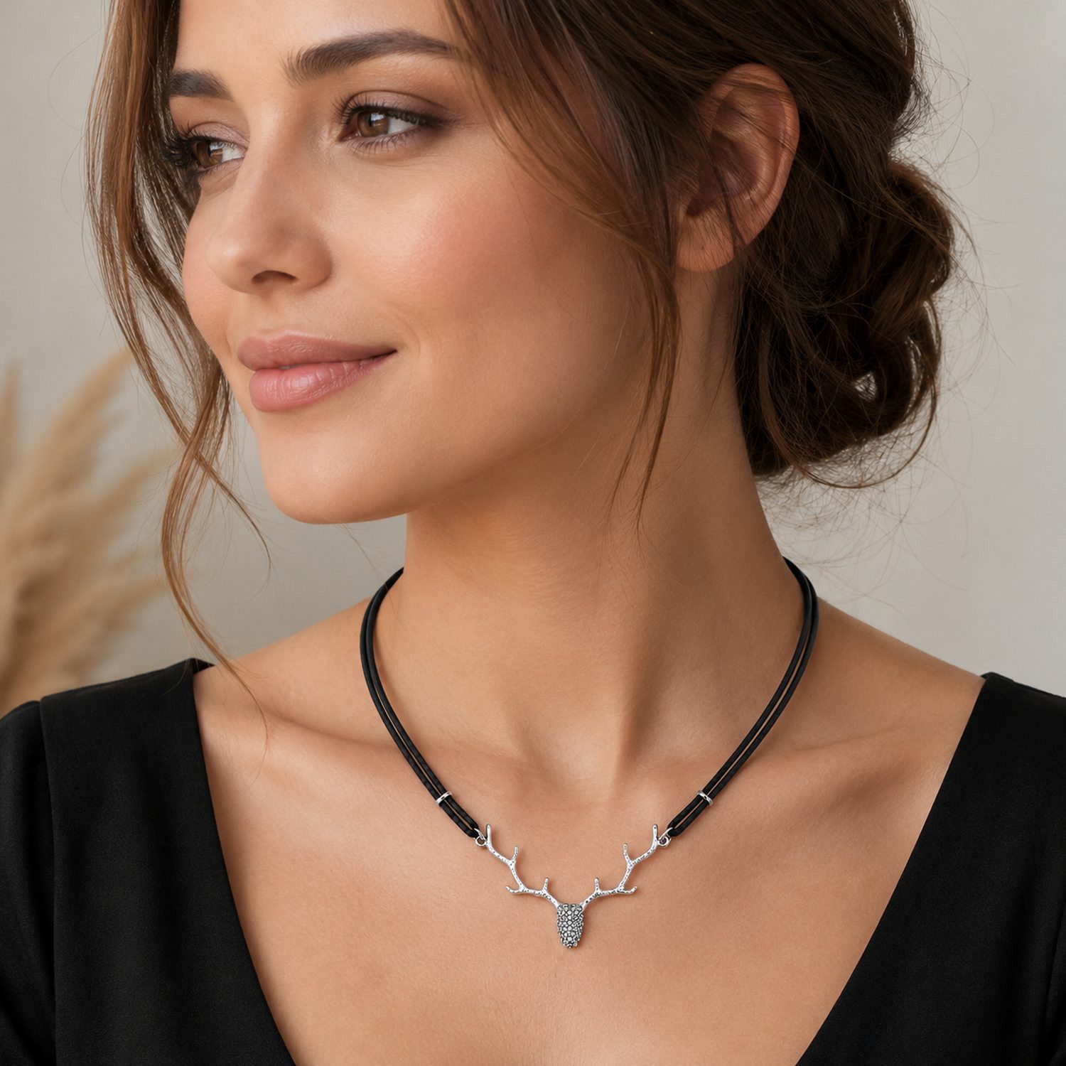 LUISIA® Kette mit Anhänger "Nicola" mit Hirschkopf und Kristallen von Swarovski® (inkl. Schmuckbox) – Bild 2 von 5