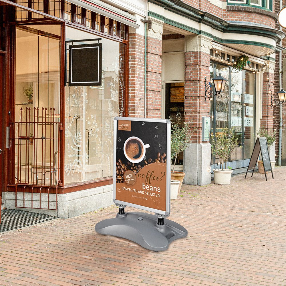 HR Direktverkauf GmbH Einzelrahmen Kundenstopper WindSign „Simple“ DIN A1 doppelseitig 32 mm-Profil, für 2 Bilder, Kunststoff-Fuß mit Wasser oder Sand befüllbar, verfahrbar durch Rollen